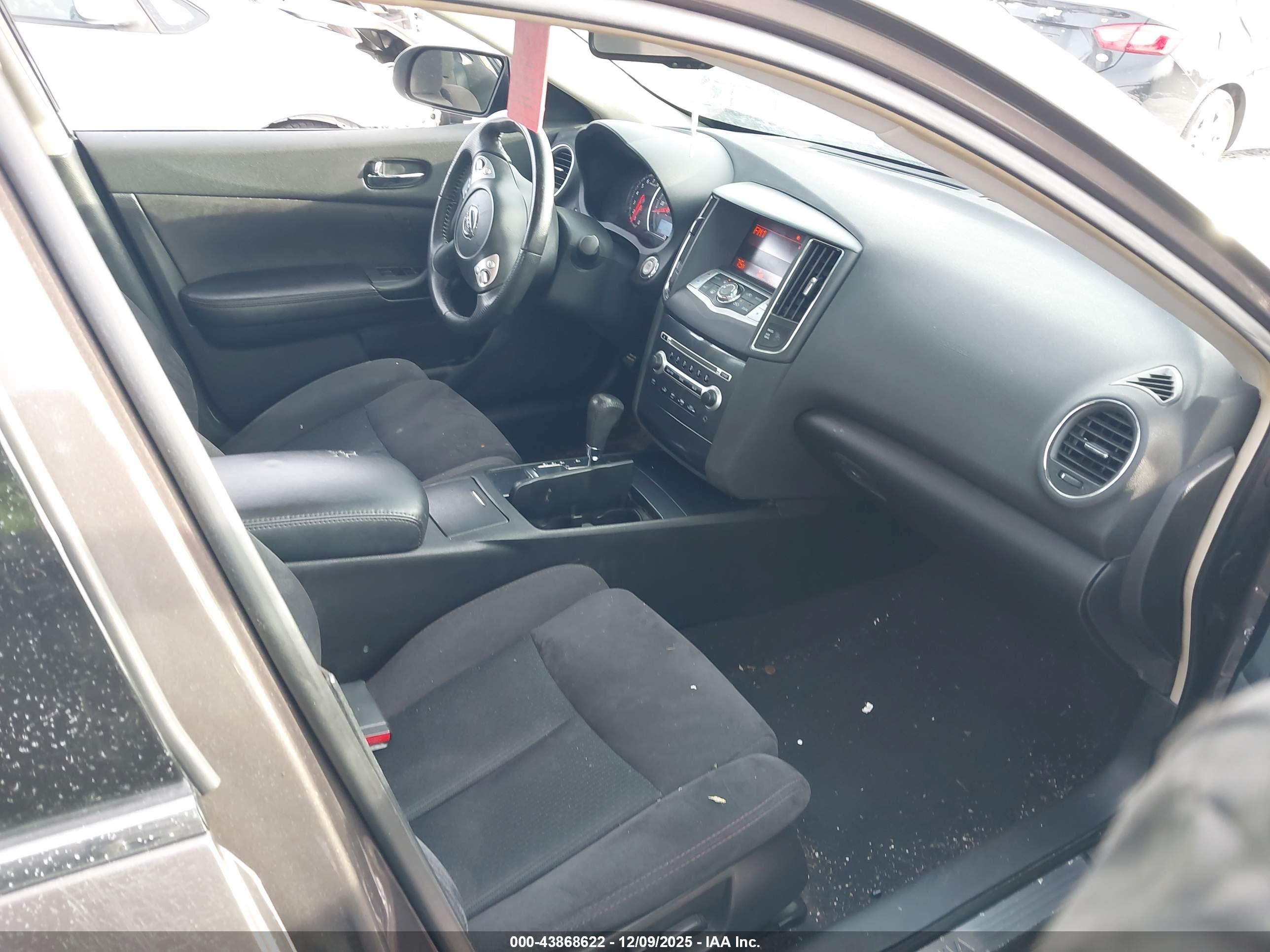 NISSAN MAXIMA image 5