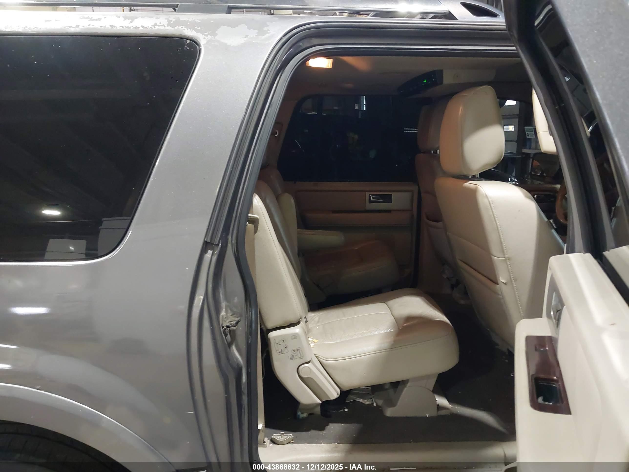 FORD EXPEDITION image 8