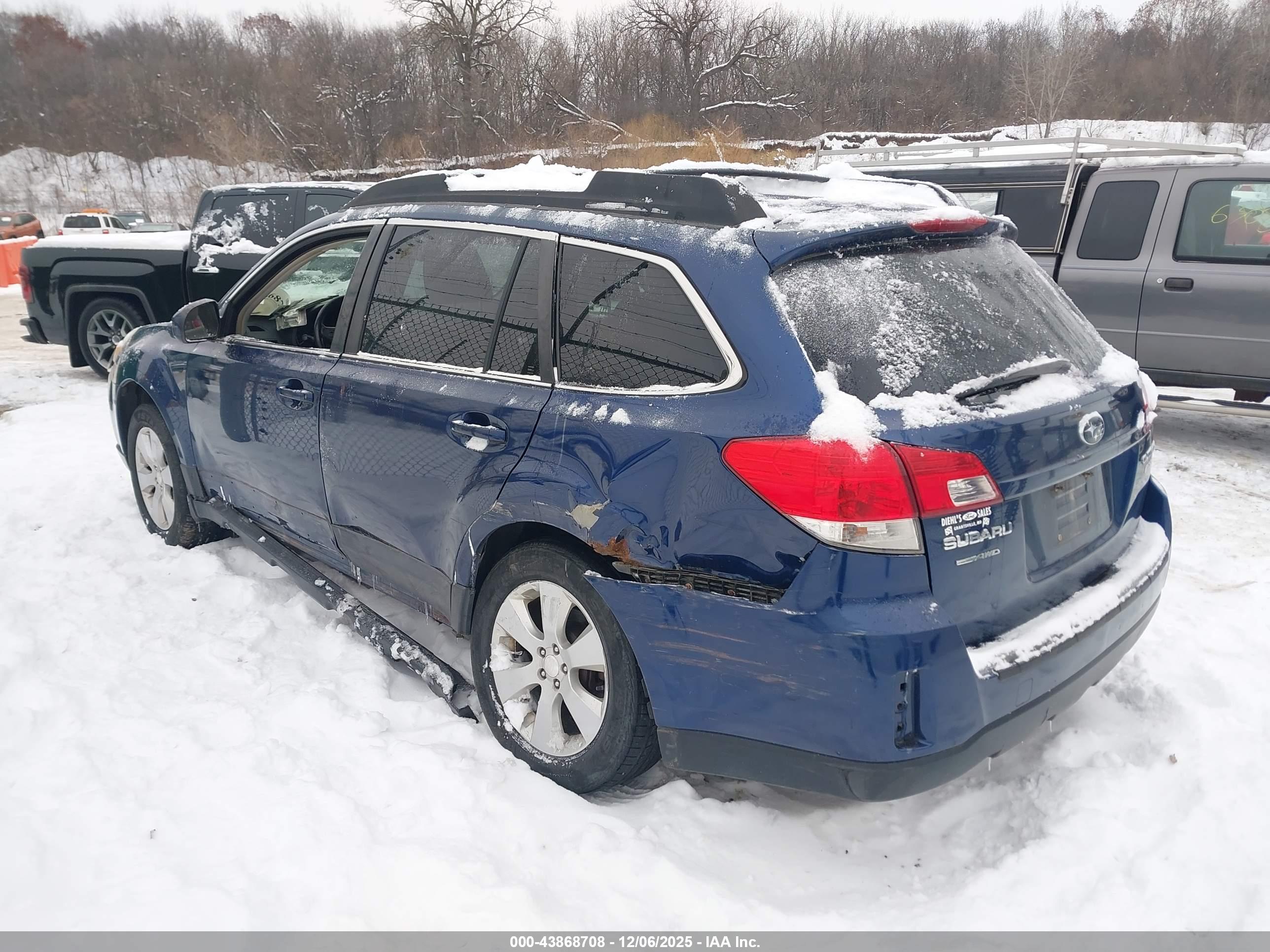 SUBARU OUTBACK image 3