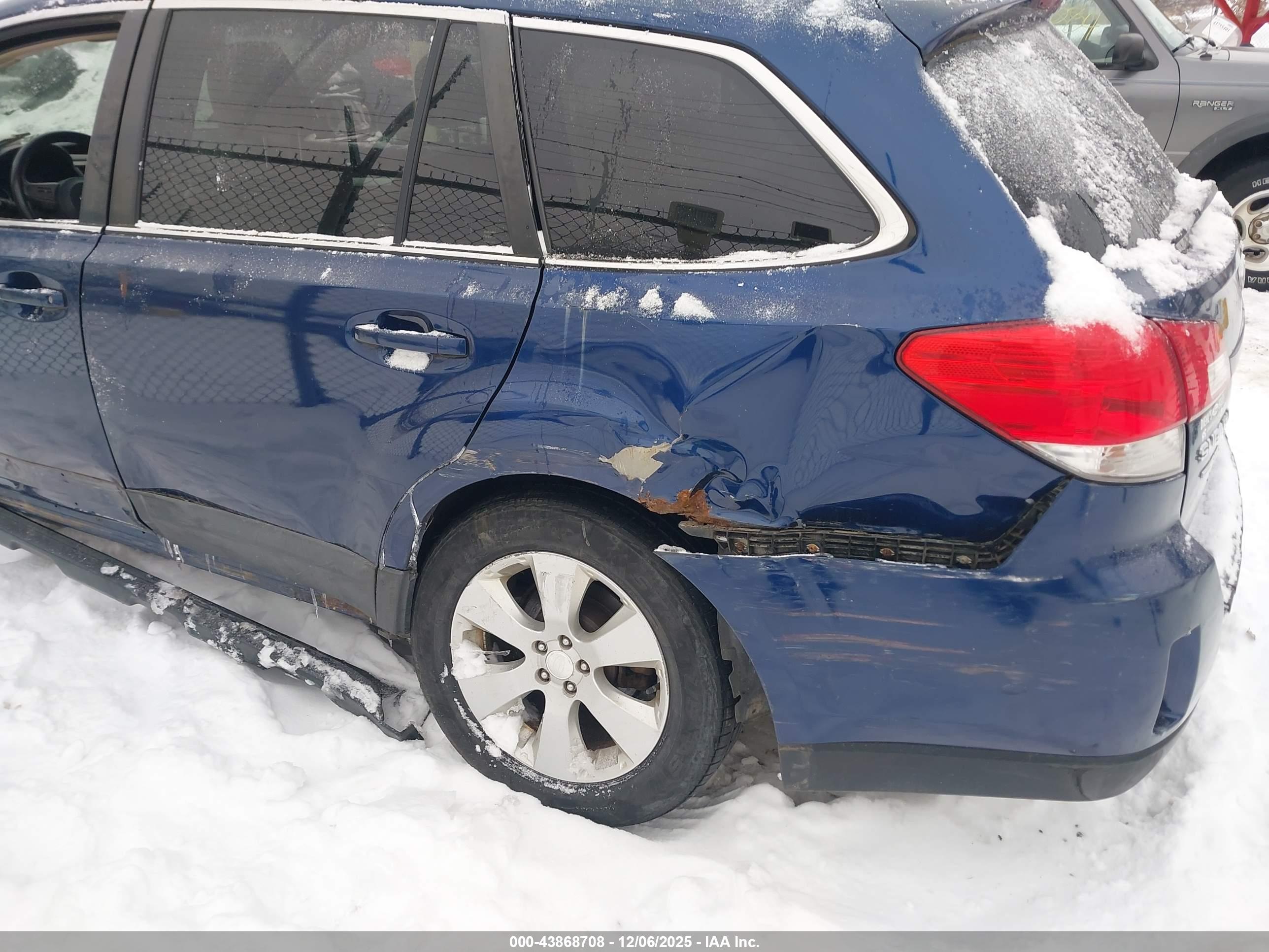 SUBARU OUTBACK image 6