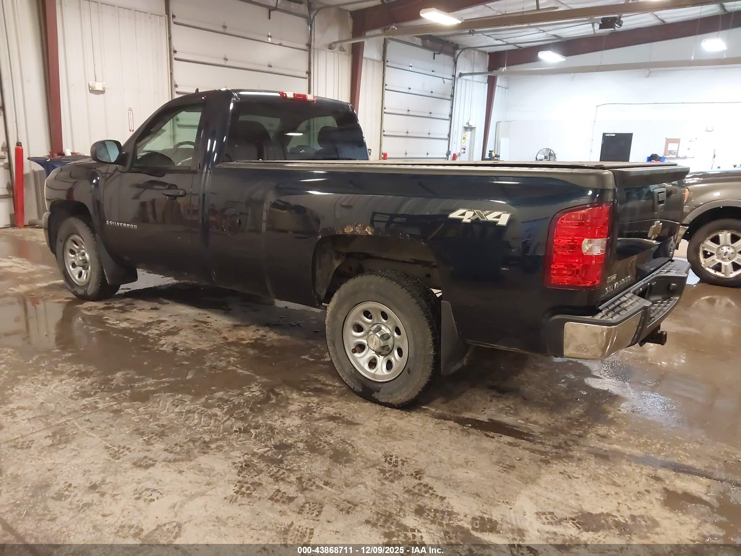 CHEVROLET SILVERADO image 3