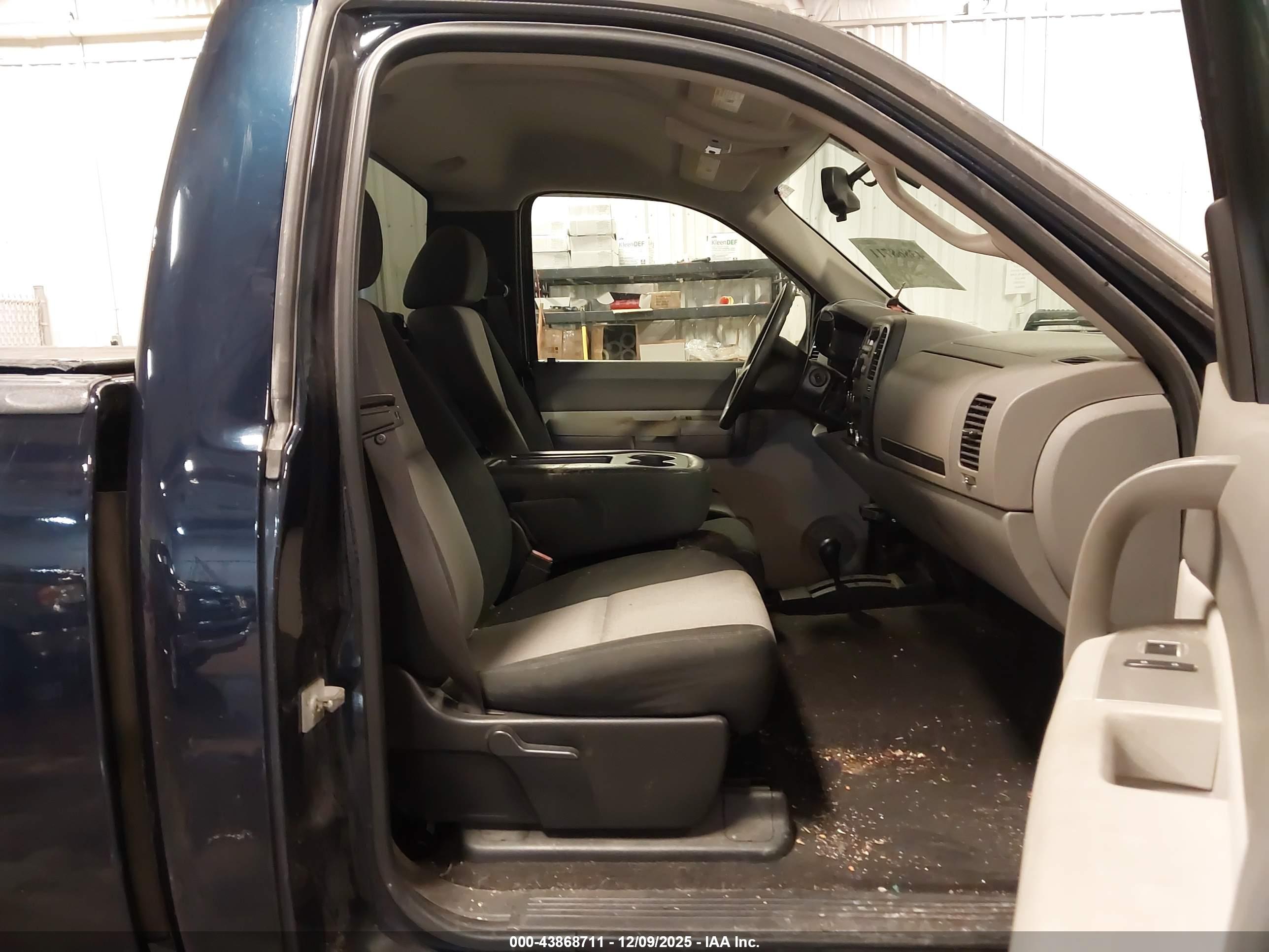 CHEVROLET SILVERADO image 5