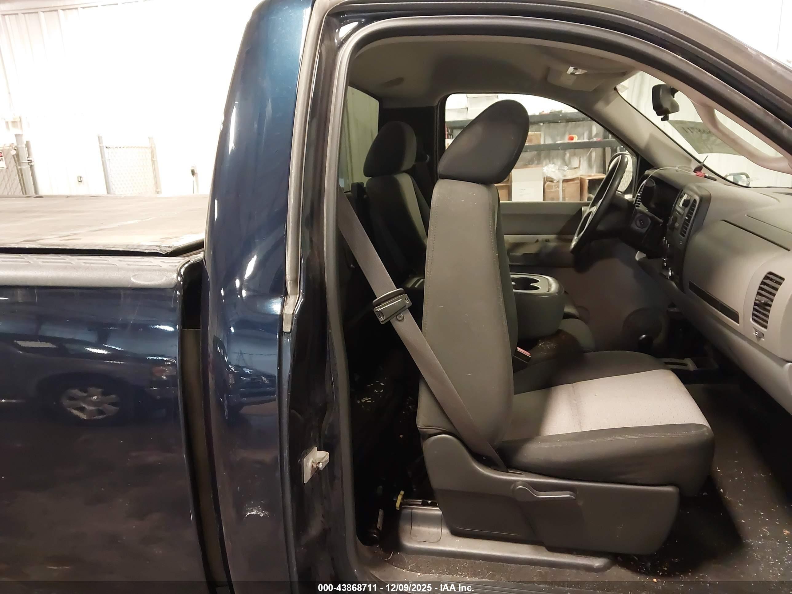 CHEVROLET SILVERADO image 8