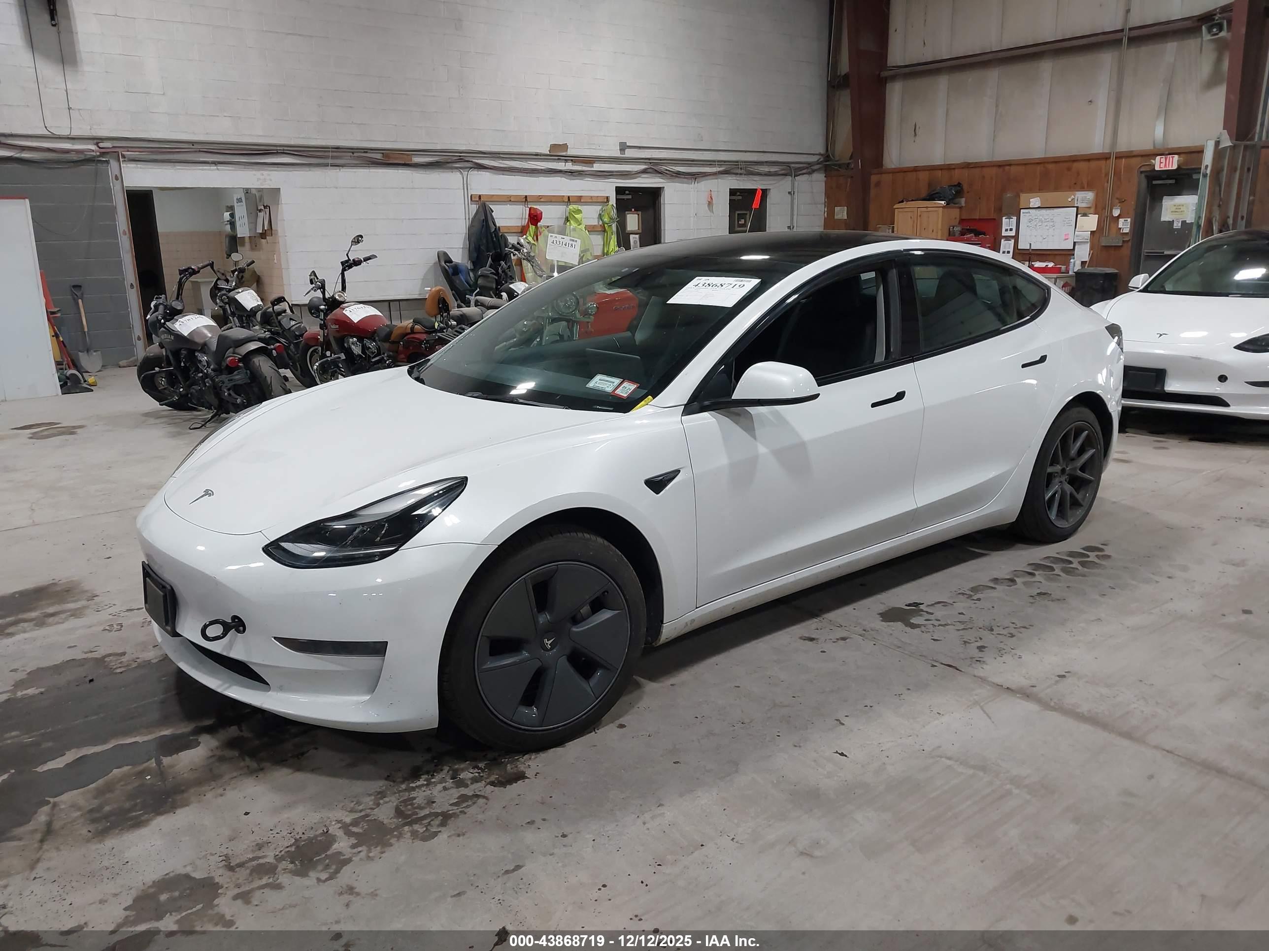 TESLA MODEL image 2