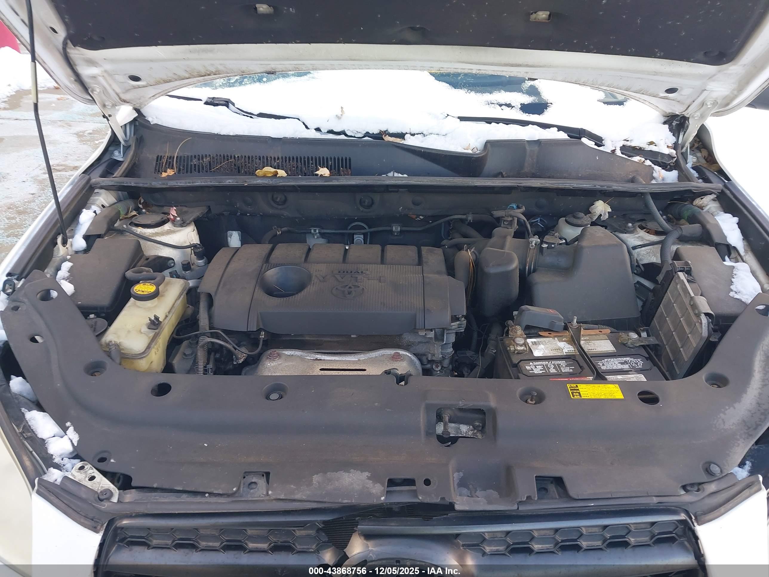 TOYOTA RAV4 image 10
