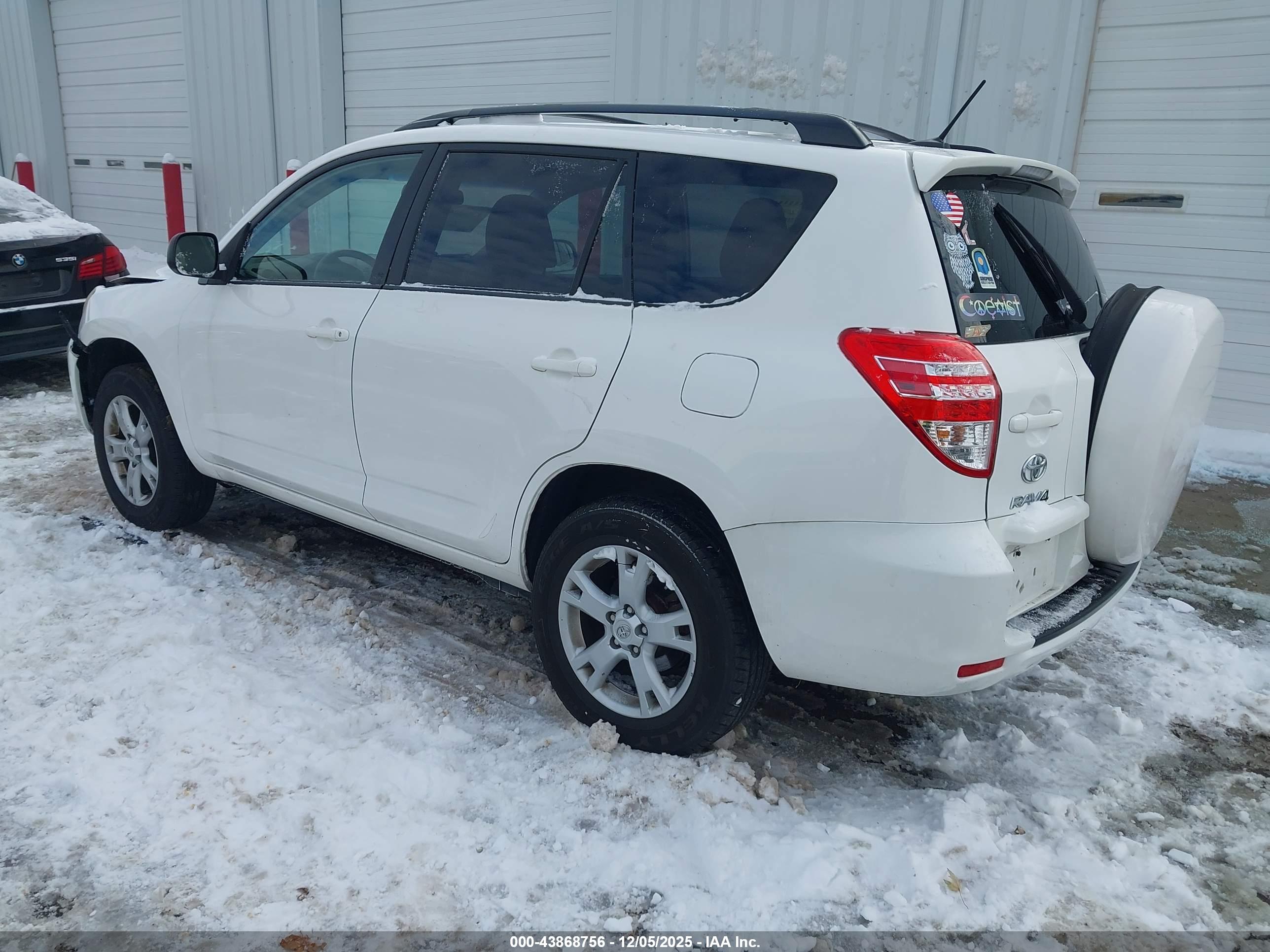 TOYOTA RAV4 image 3