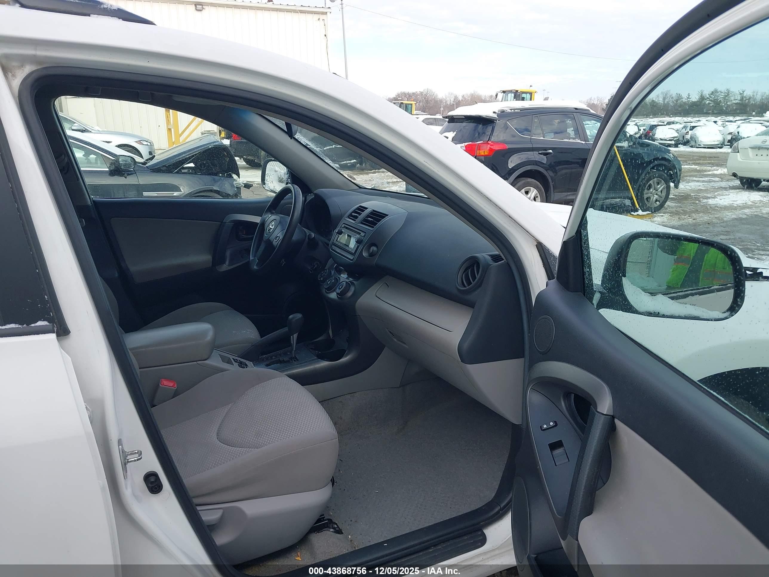 TOYOTA RAV4 image 5