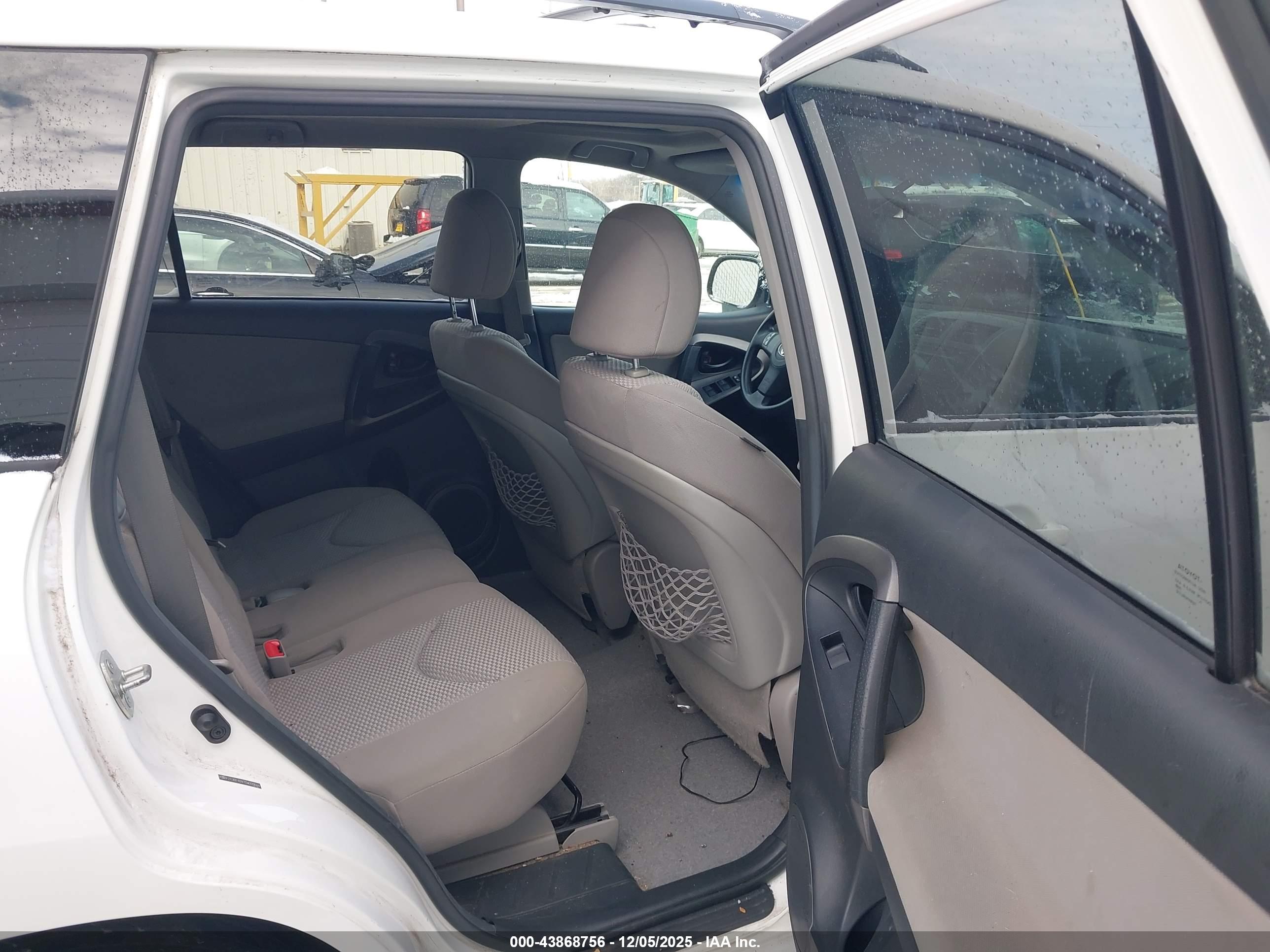 TOYOTA RAV4 image 8
