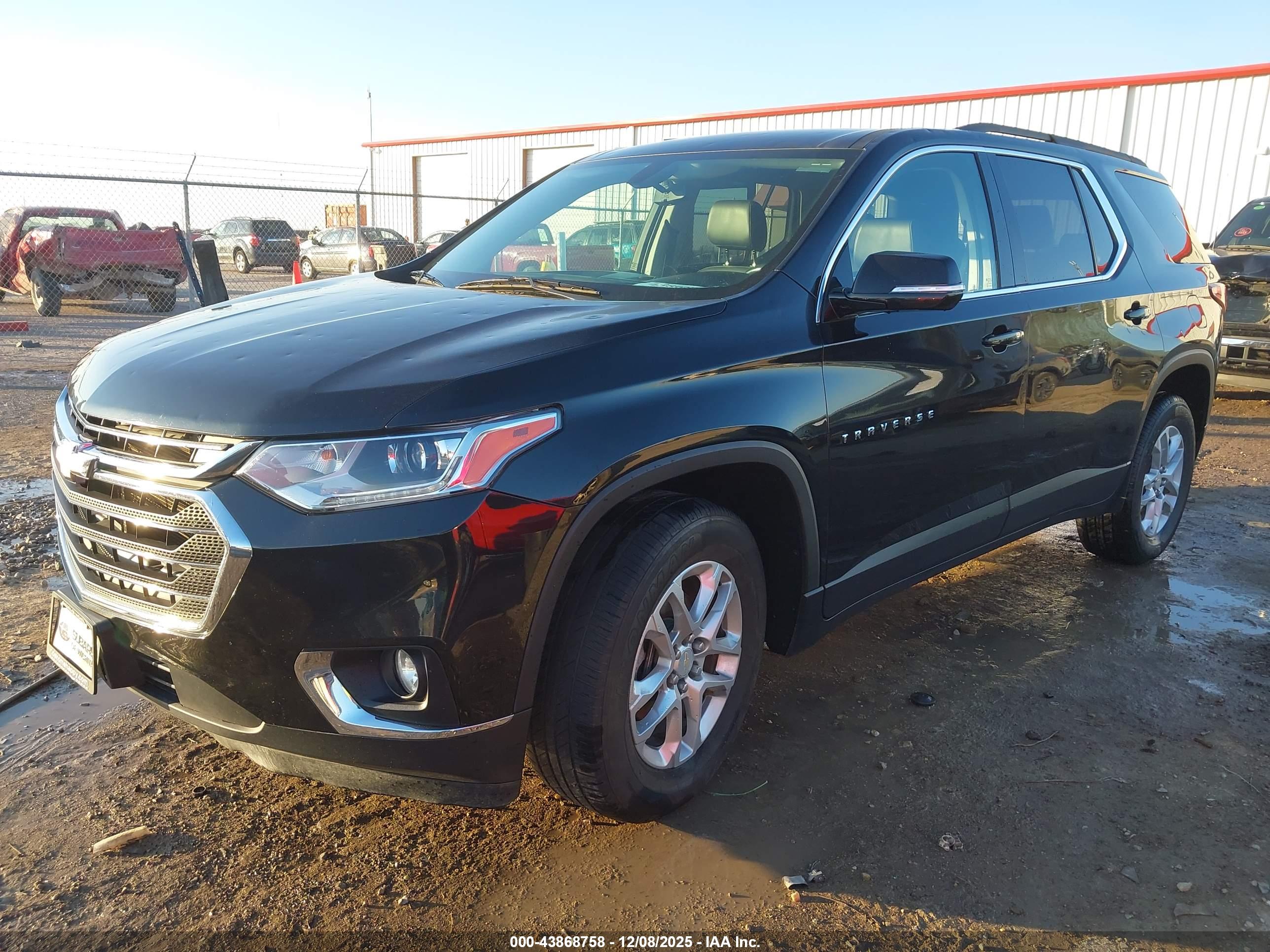 CHEVROLET TRAVERSE image 2