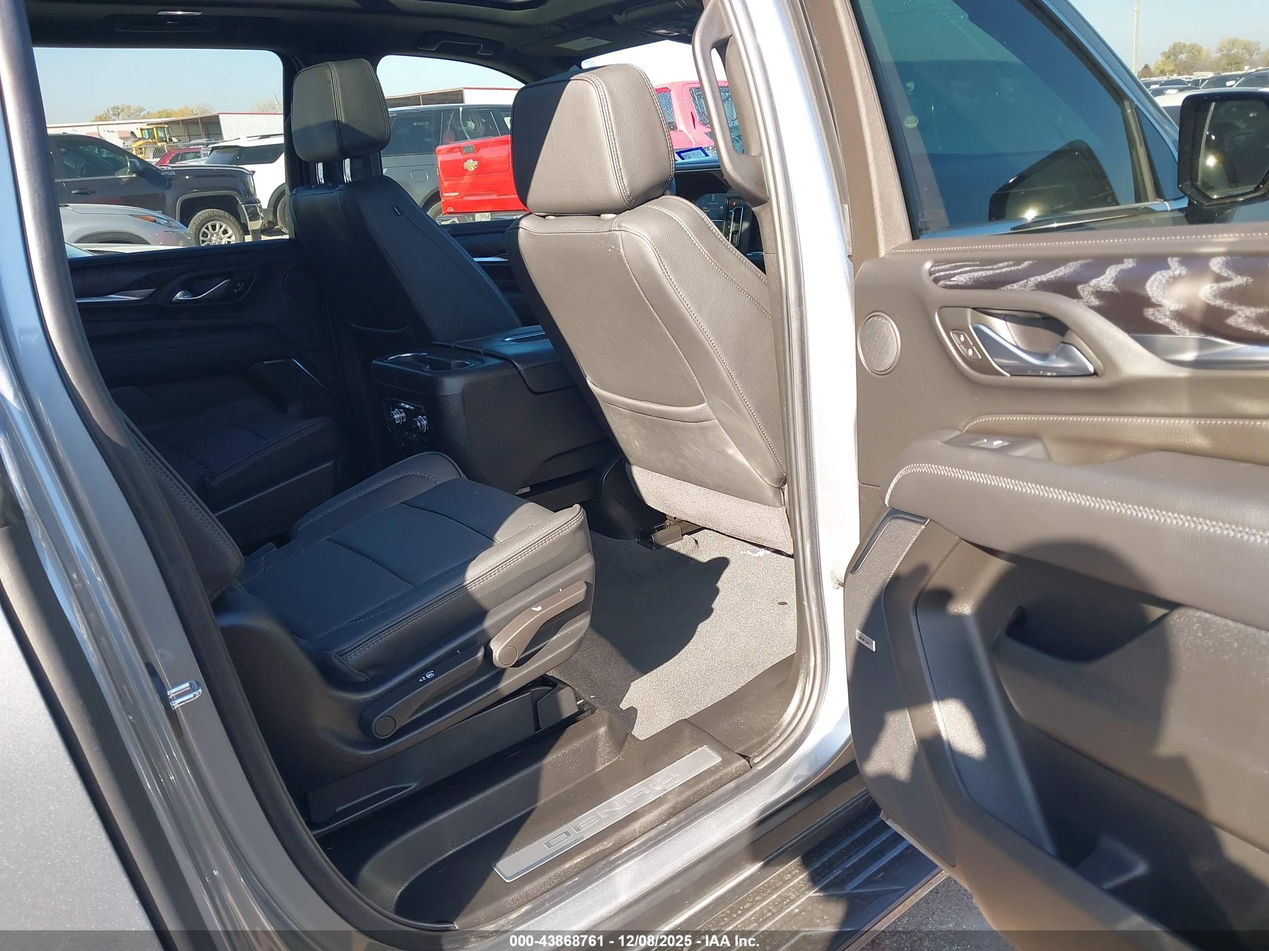 GMC YUKON image 8