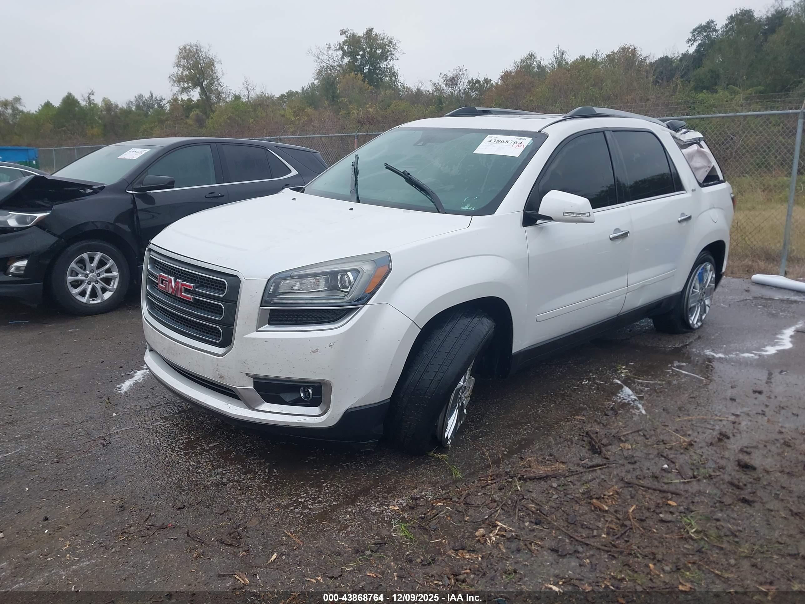GMC ACADIA image 2