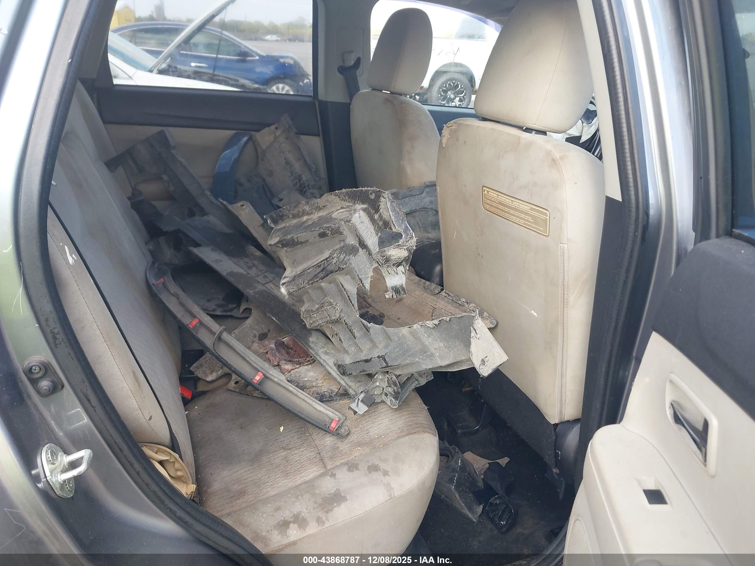 MITSUBISHI OUTLANDER image 8