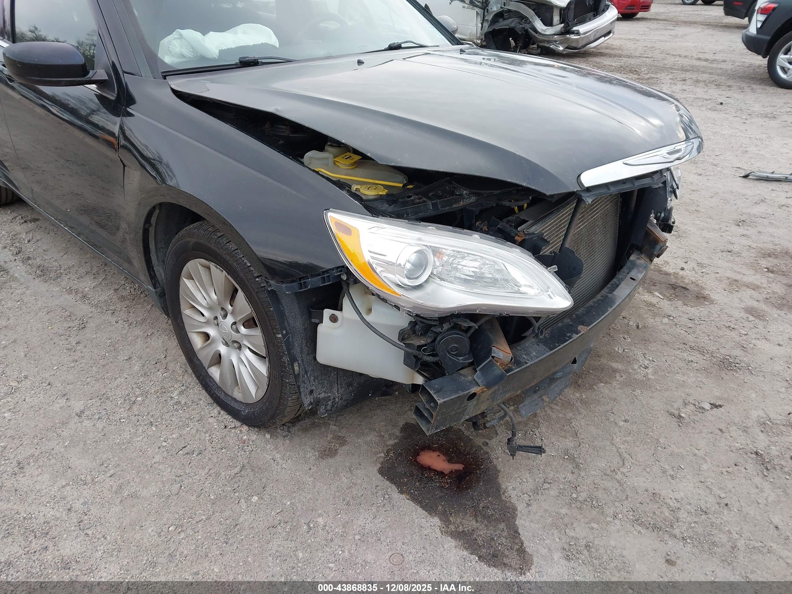 CHRYSLER 200 image 6