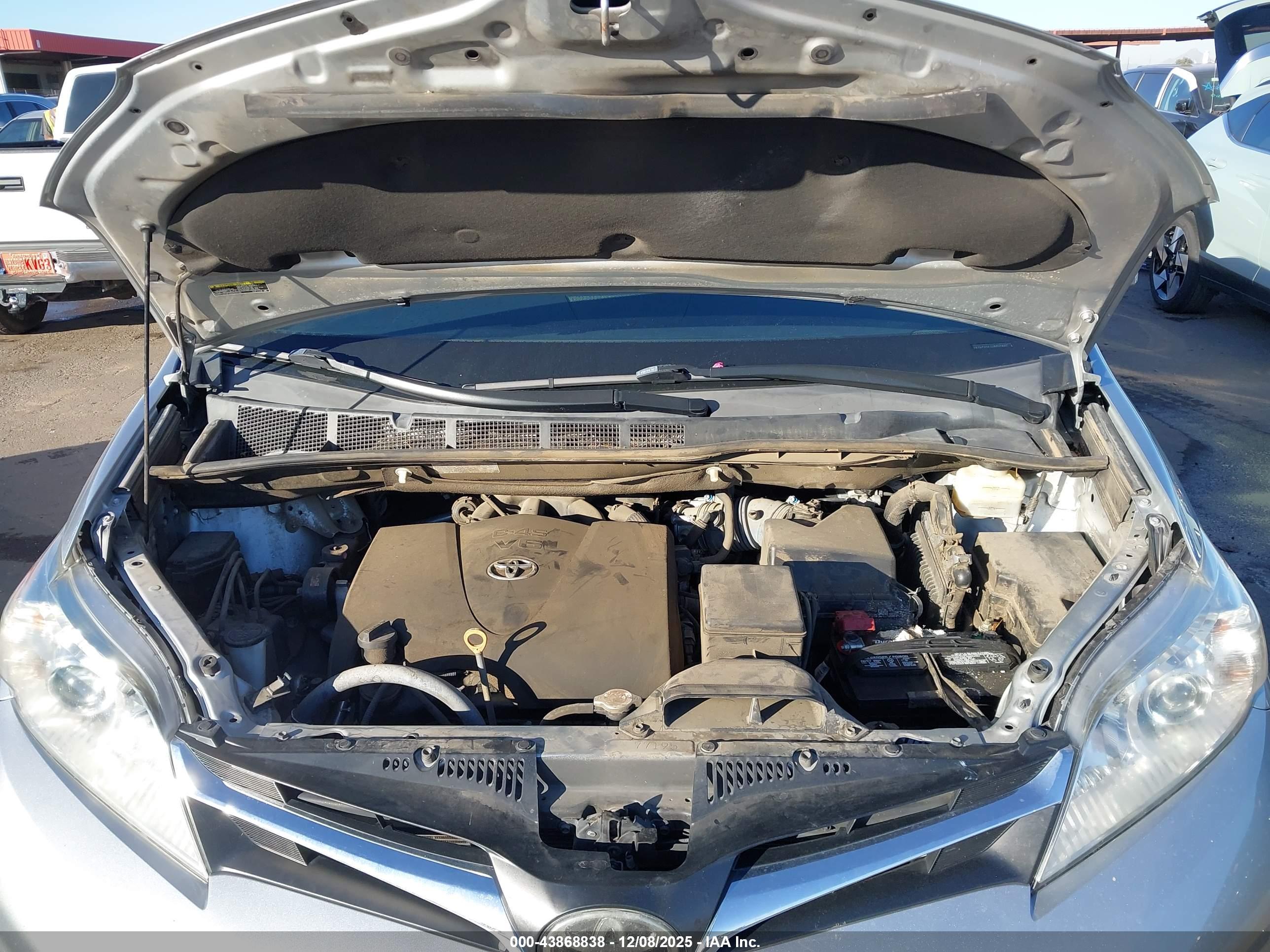 TOYOTA SIENNA image 10