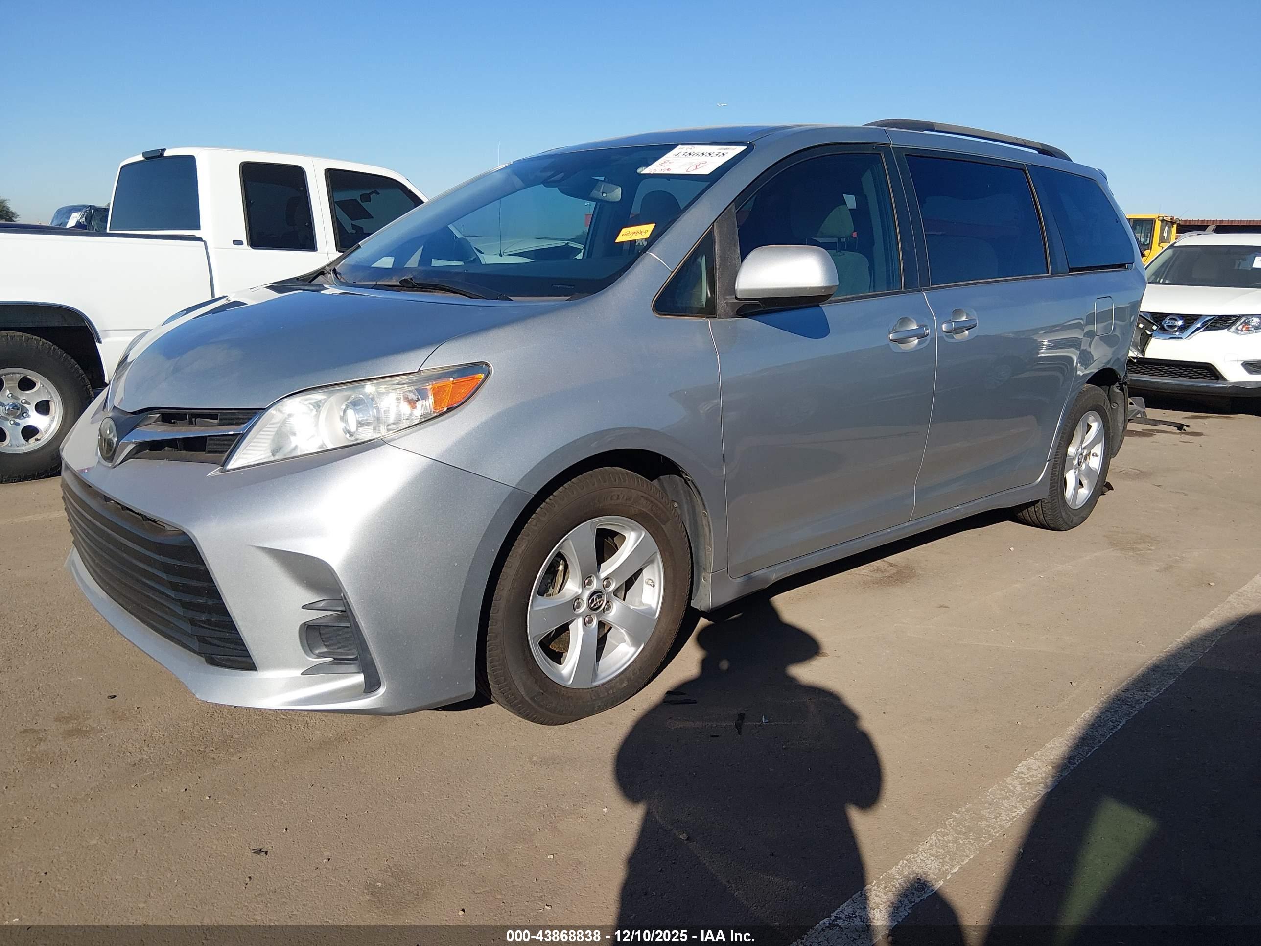 TOYOTA SIENNA image 2