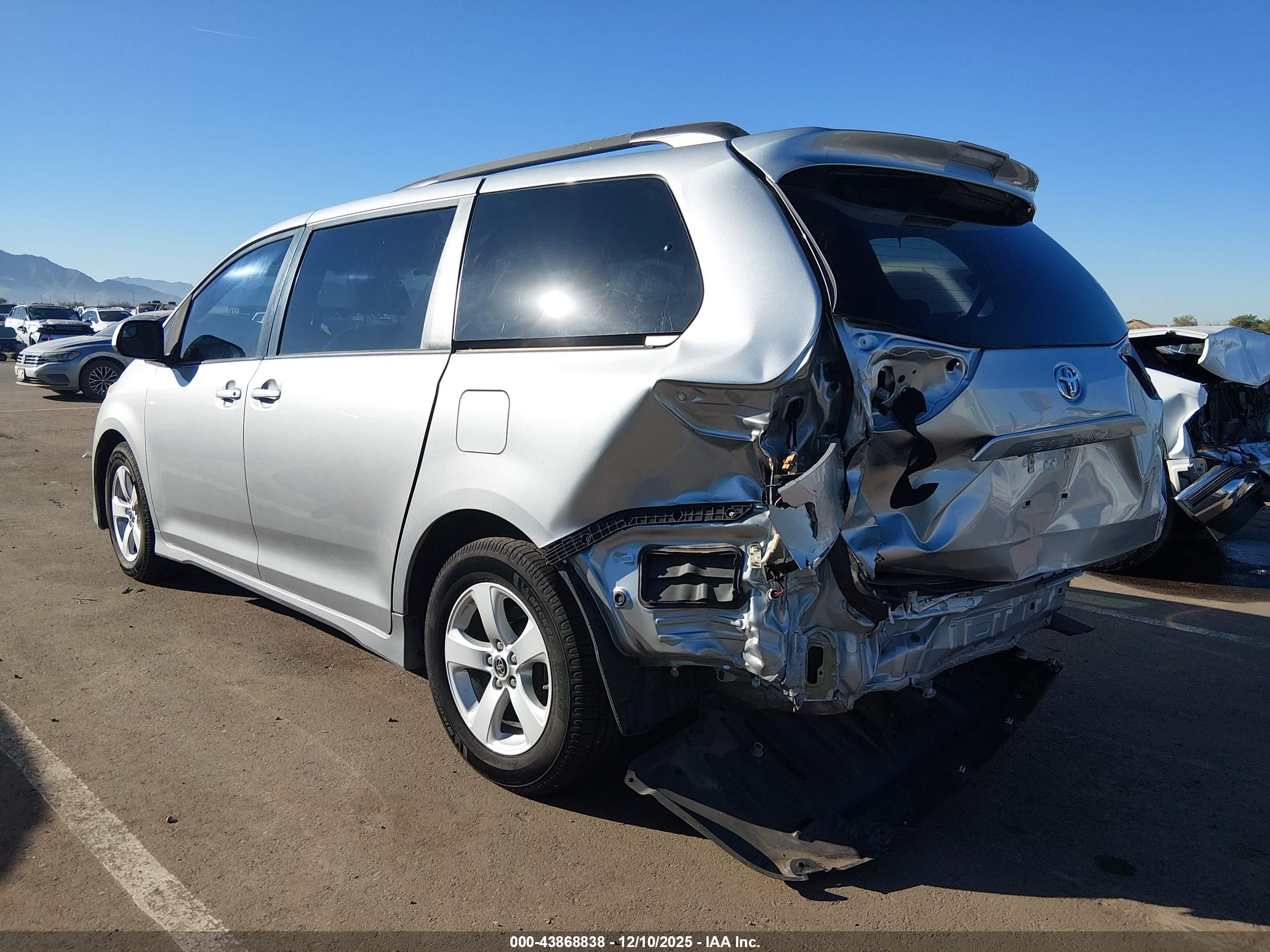 TOYOTA SIENNA image 3