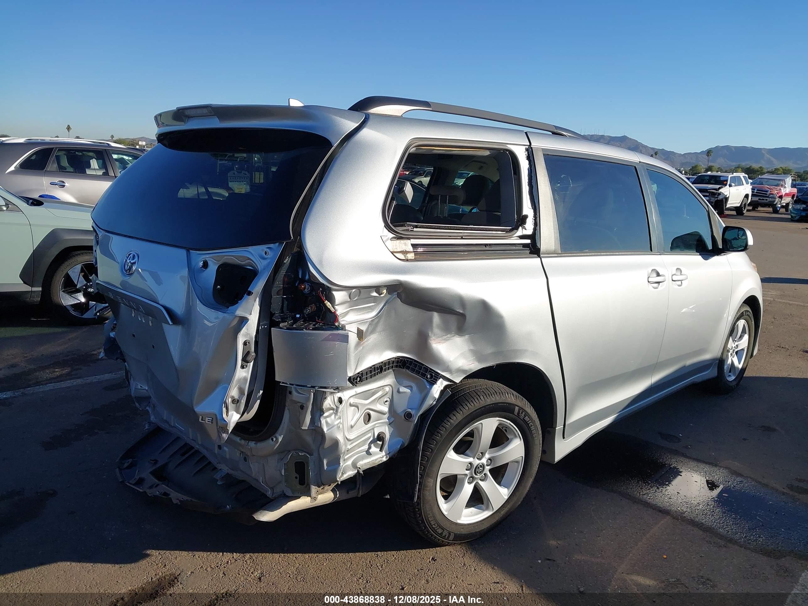 TOYOTA SIENNA image 4