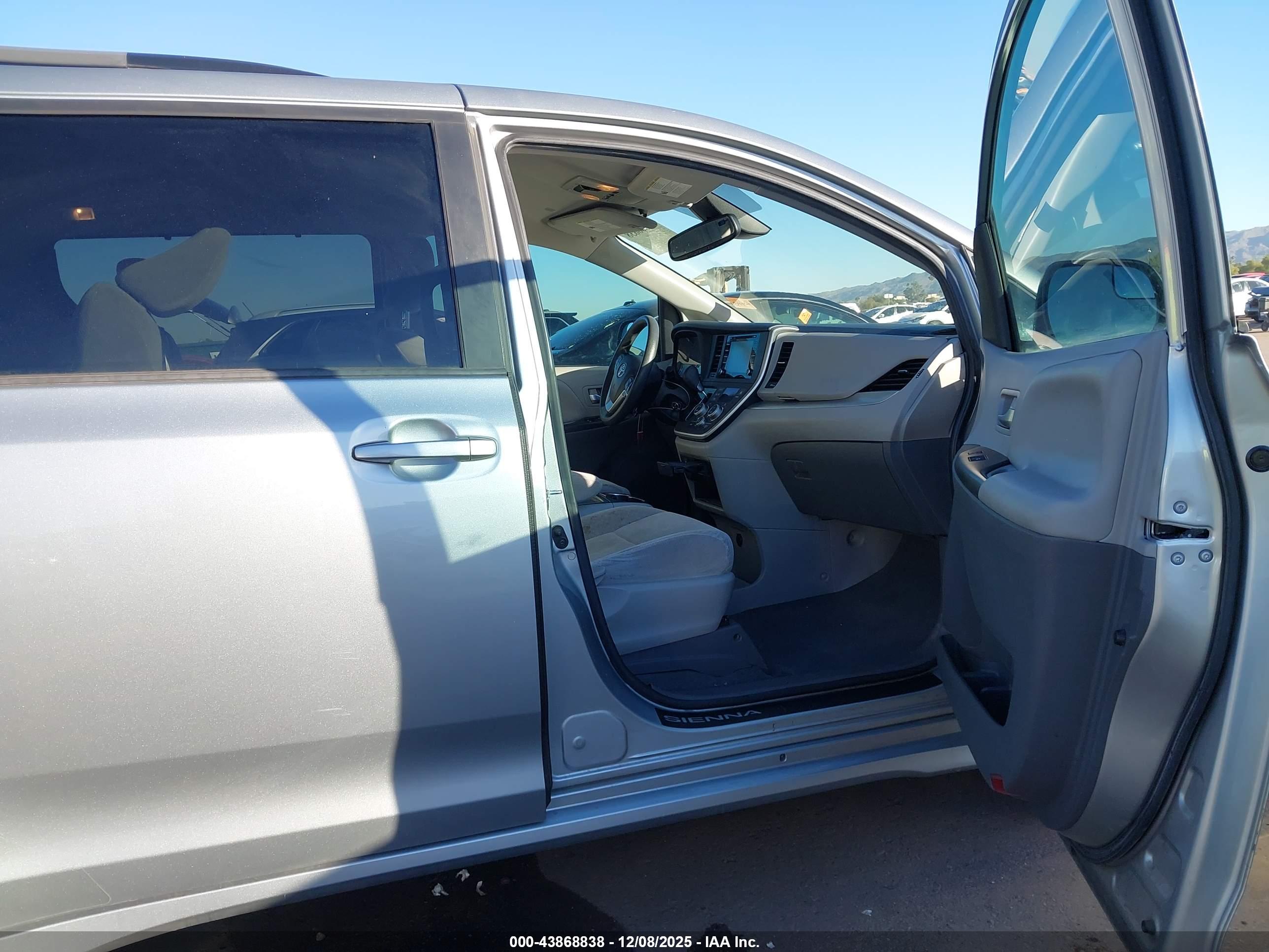 TOYOTA SIENNA image 5