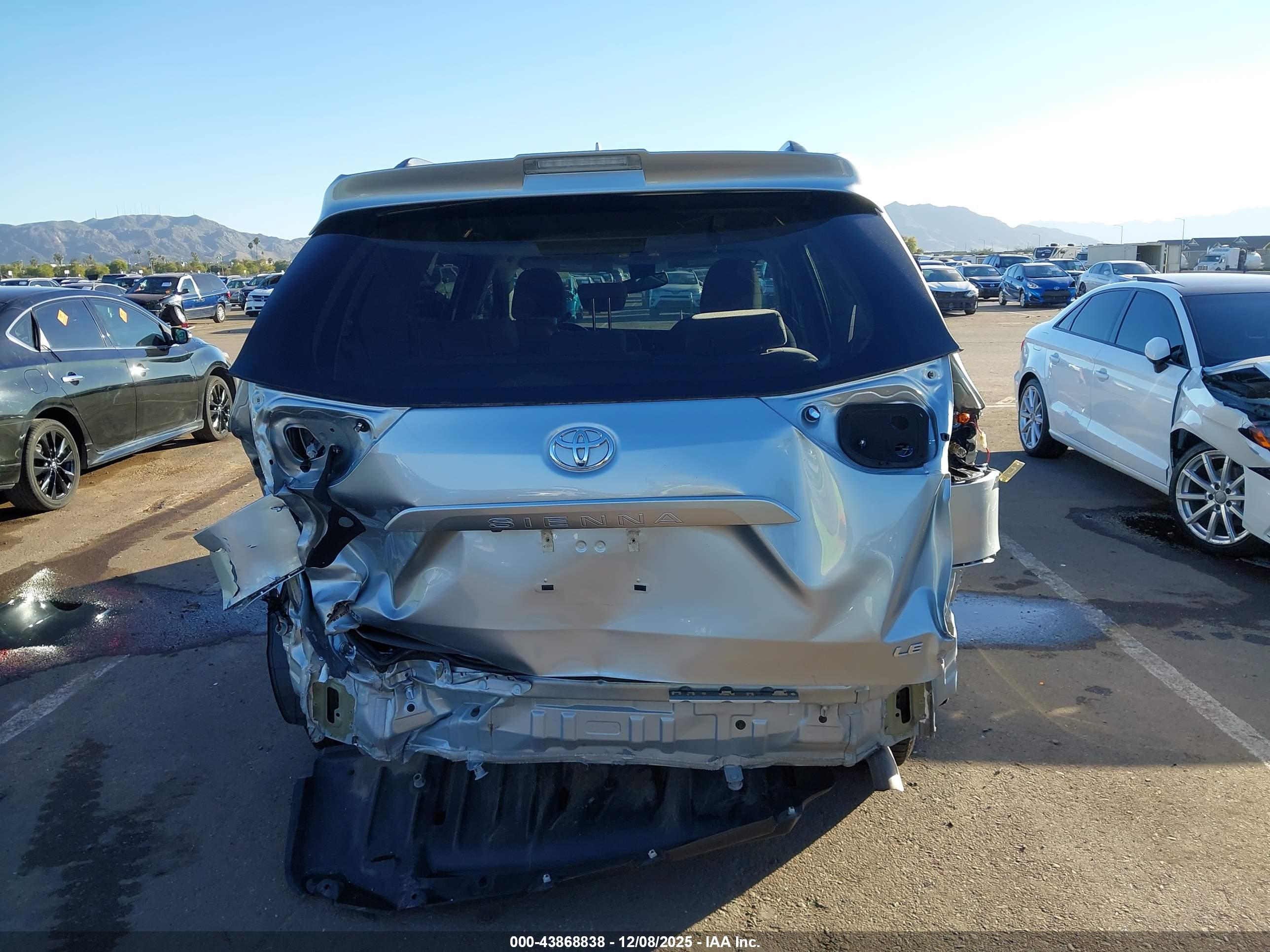TOYOTA SIENNA image 6