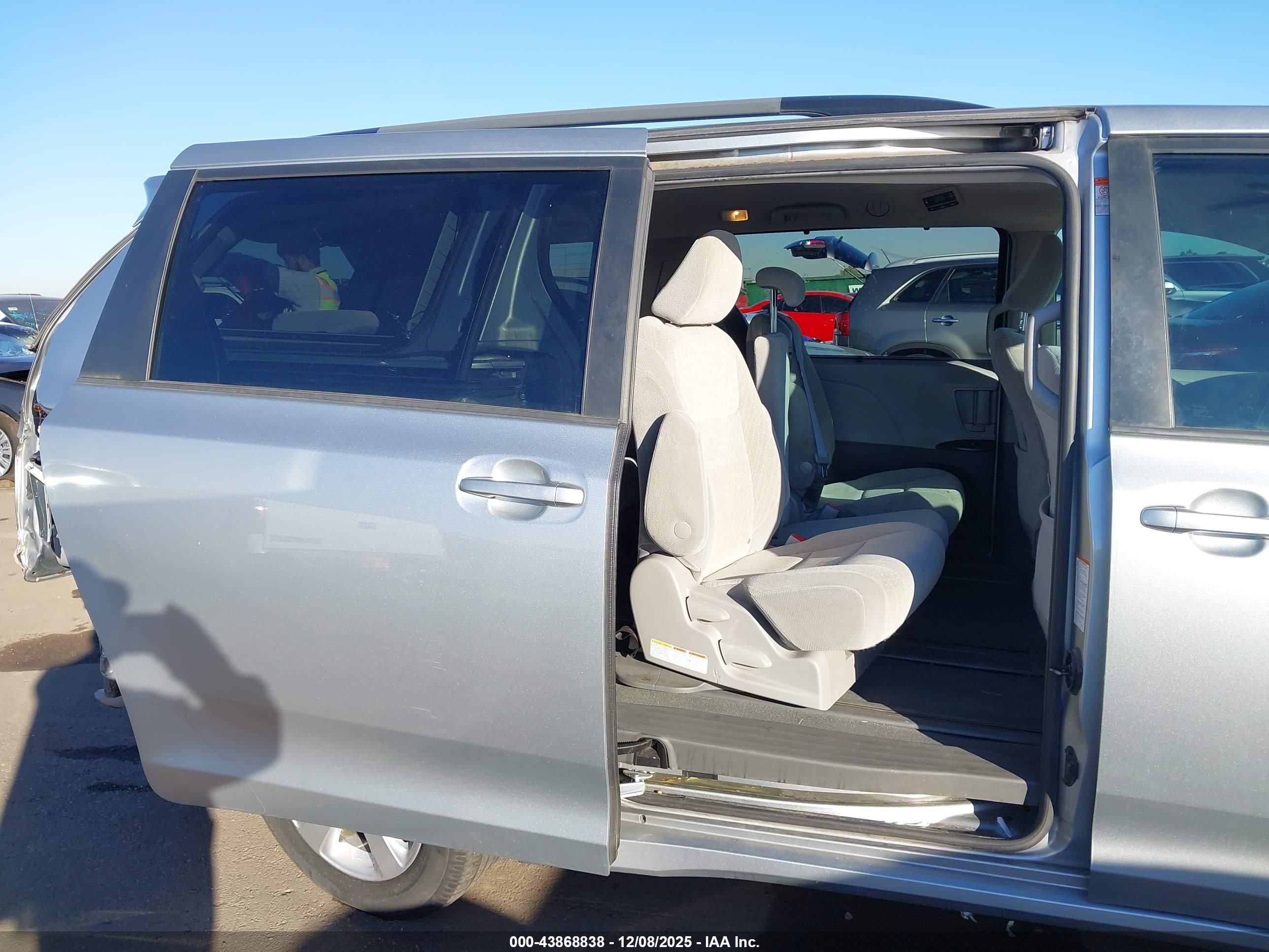 TOYOTA SIENNA image 8