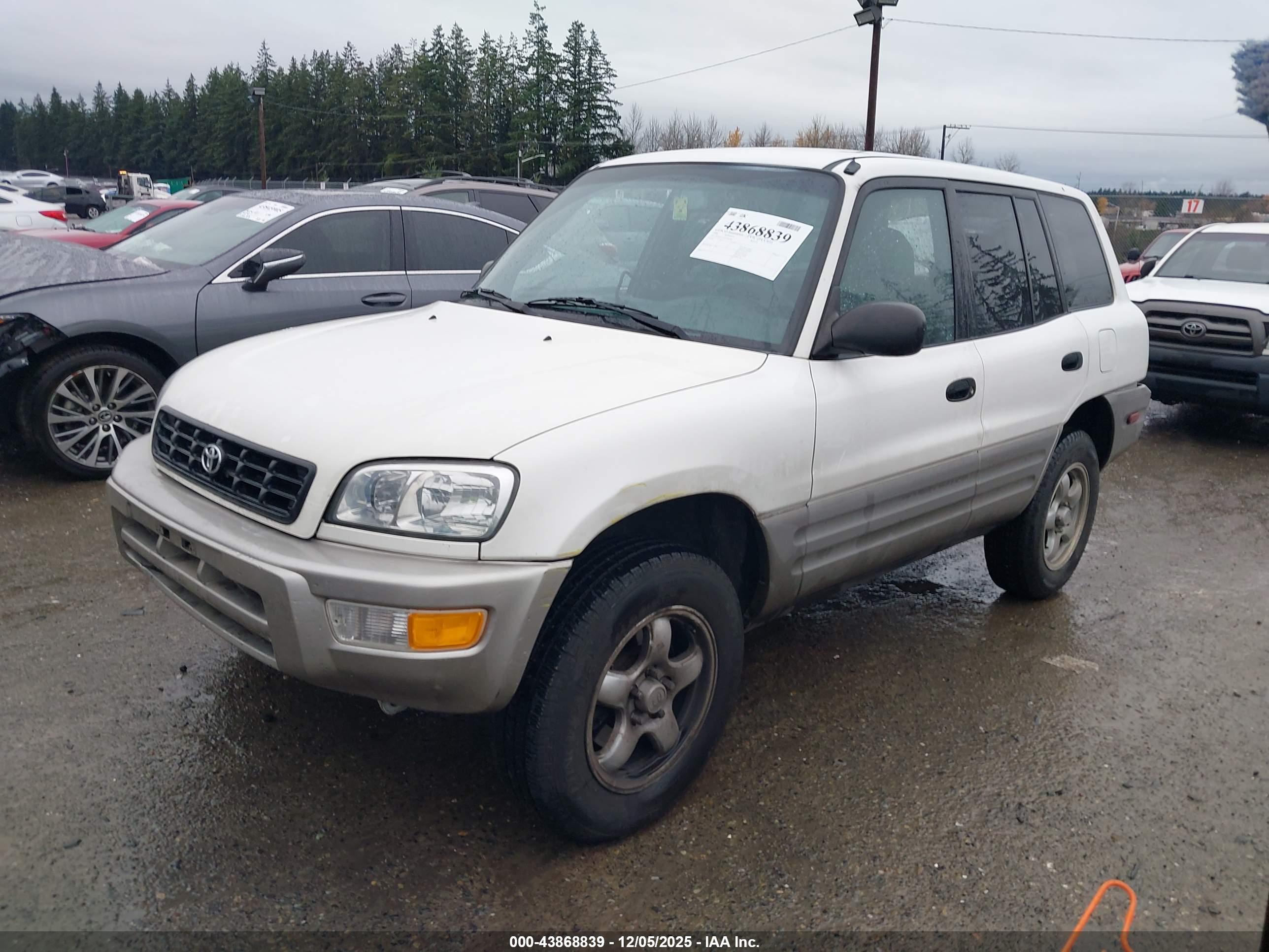 TOYOTA RAV4 image 2