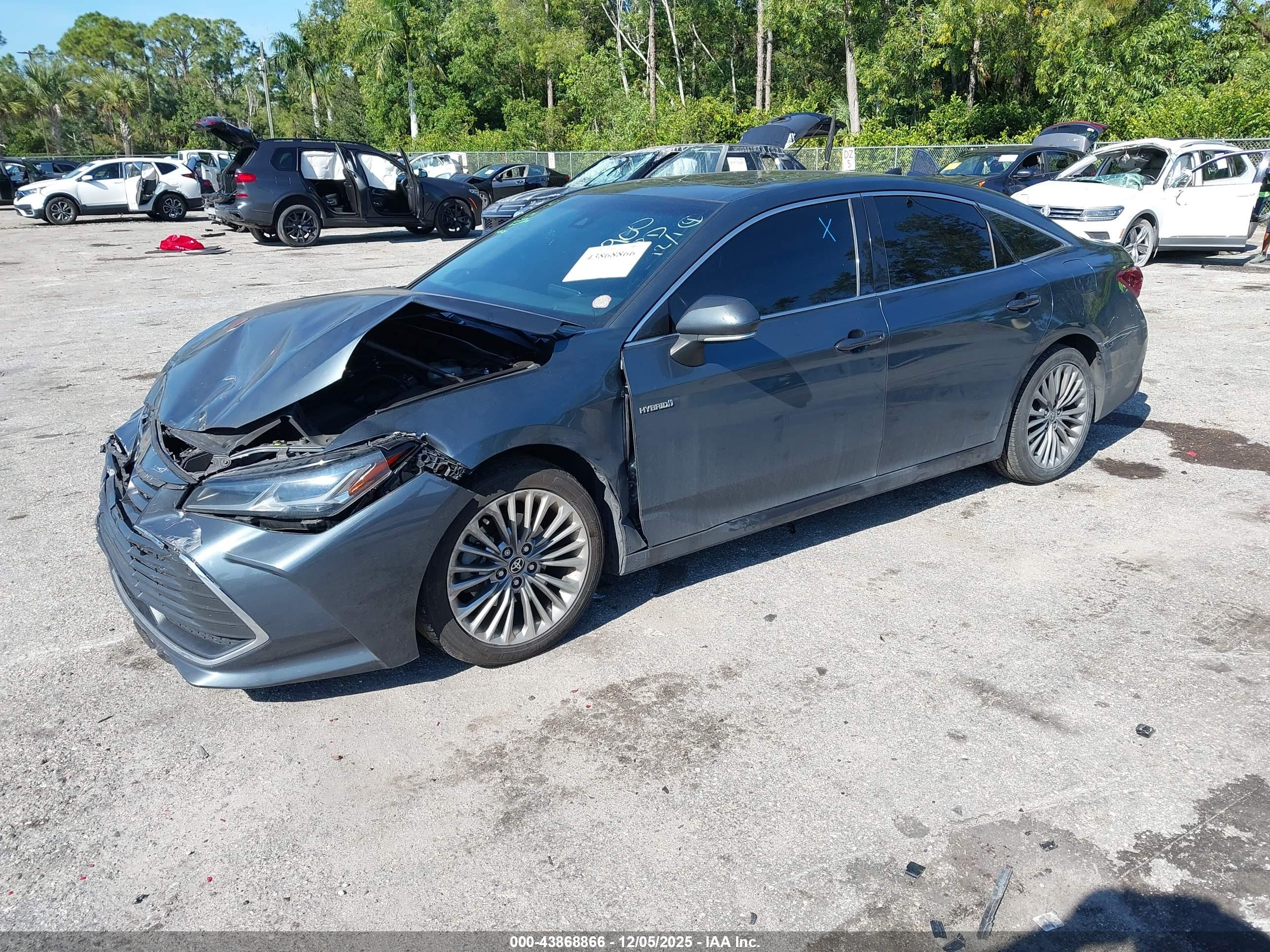 TOYOTA AVALON image 2
