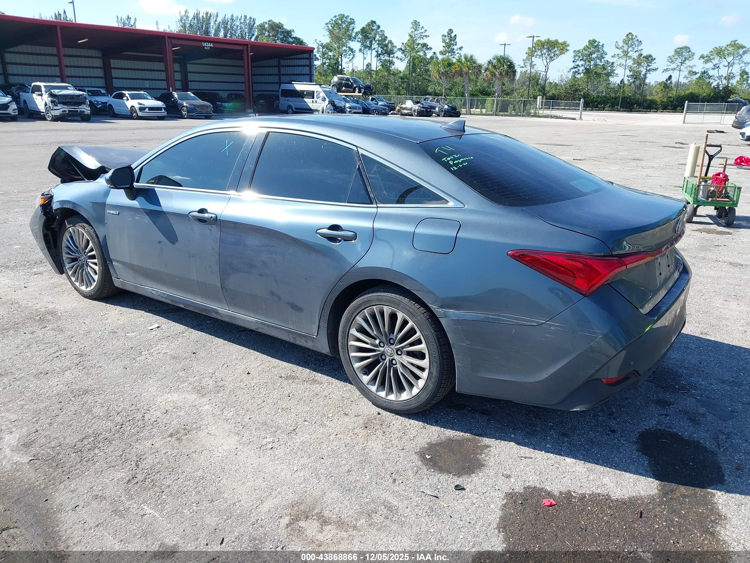 TOYOTA AVALON image 3