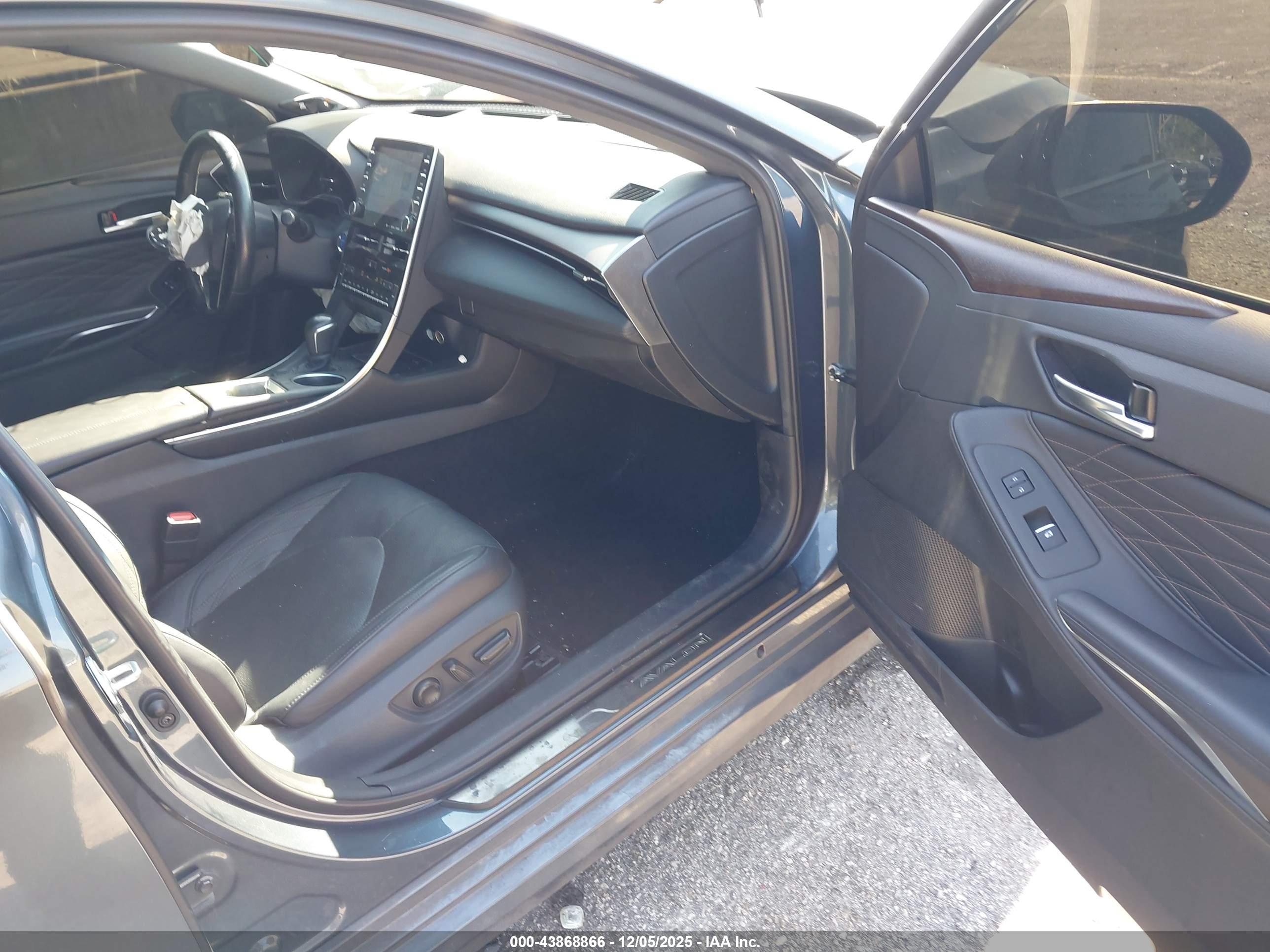 TOYOTA AVALON image 5