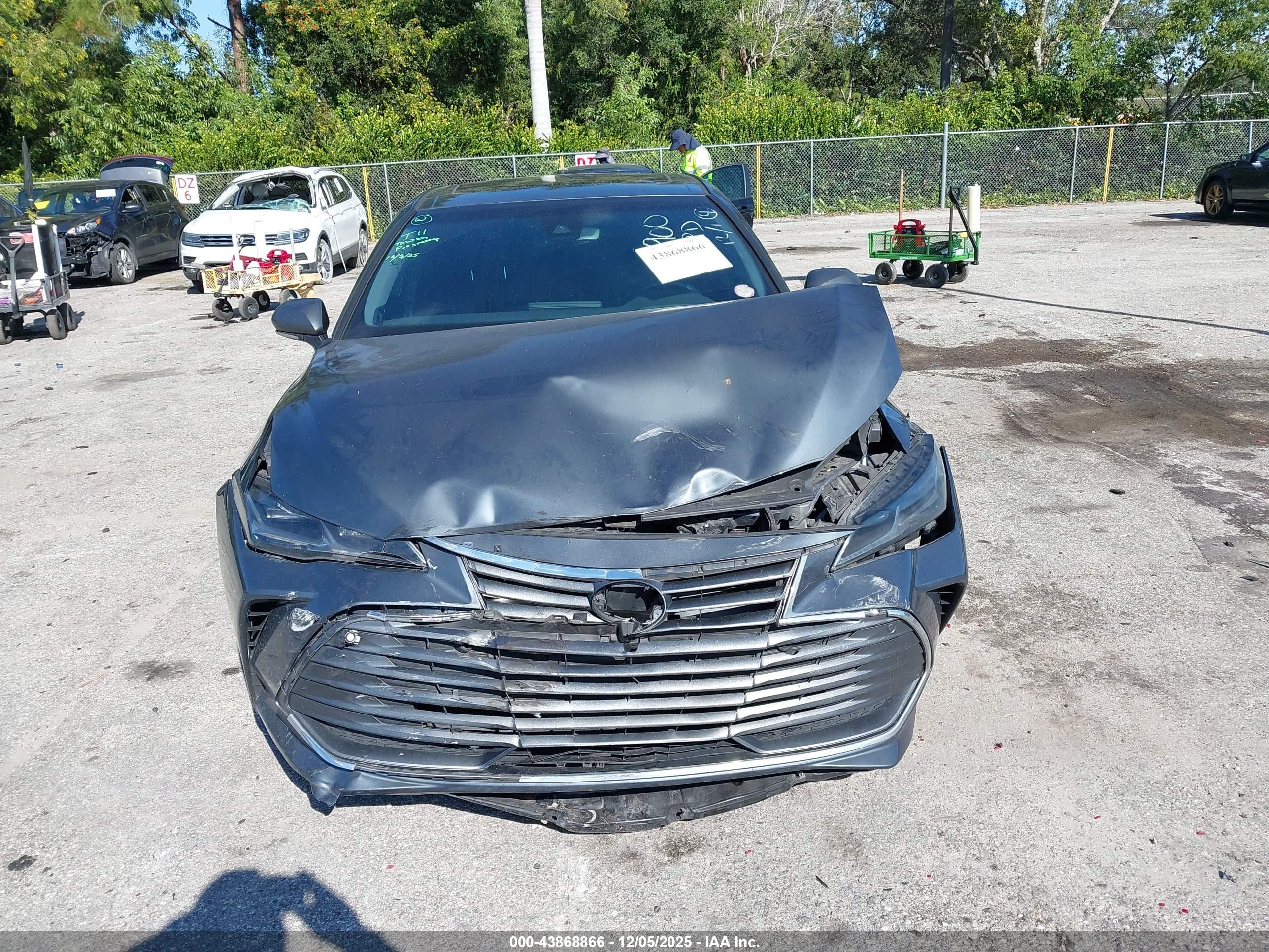 TOYOTA AVALON image 6