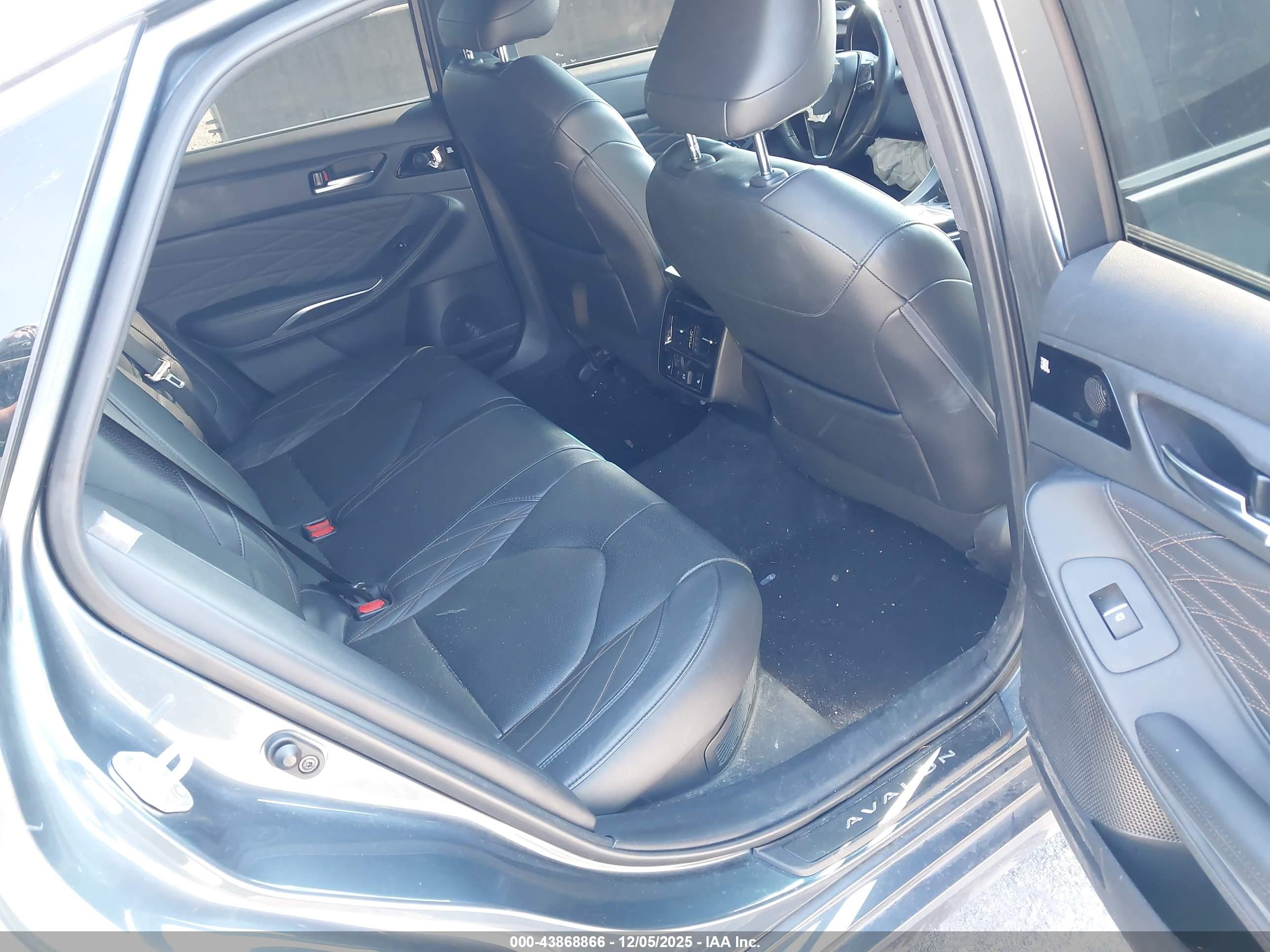 TOYOTA AVALON image 8