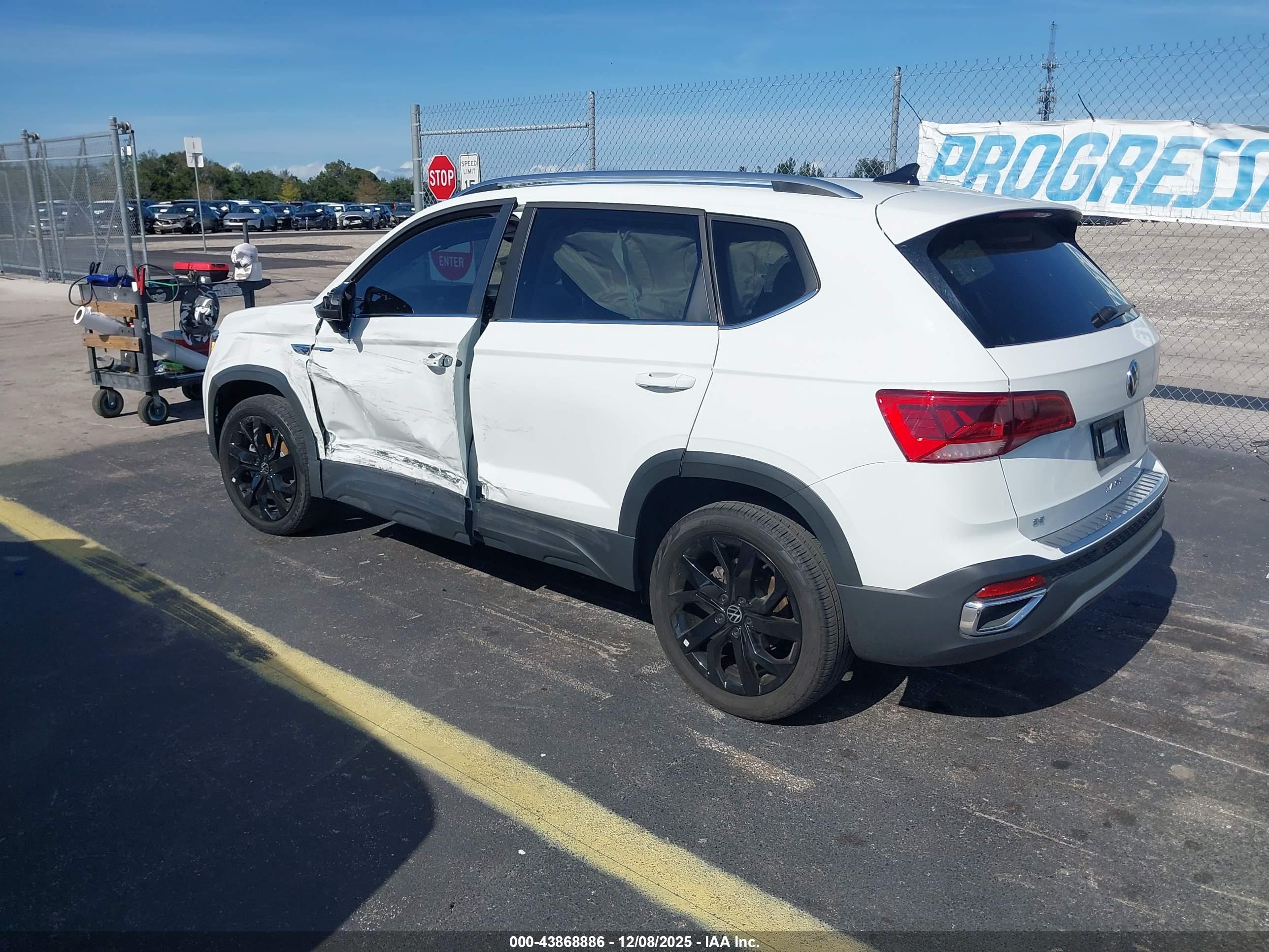 VOLKSWAGEN TAOS image 3