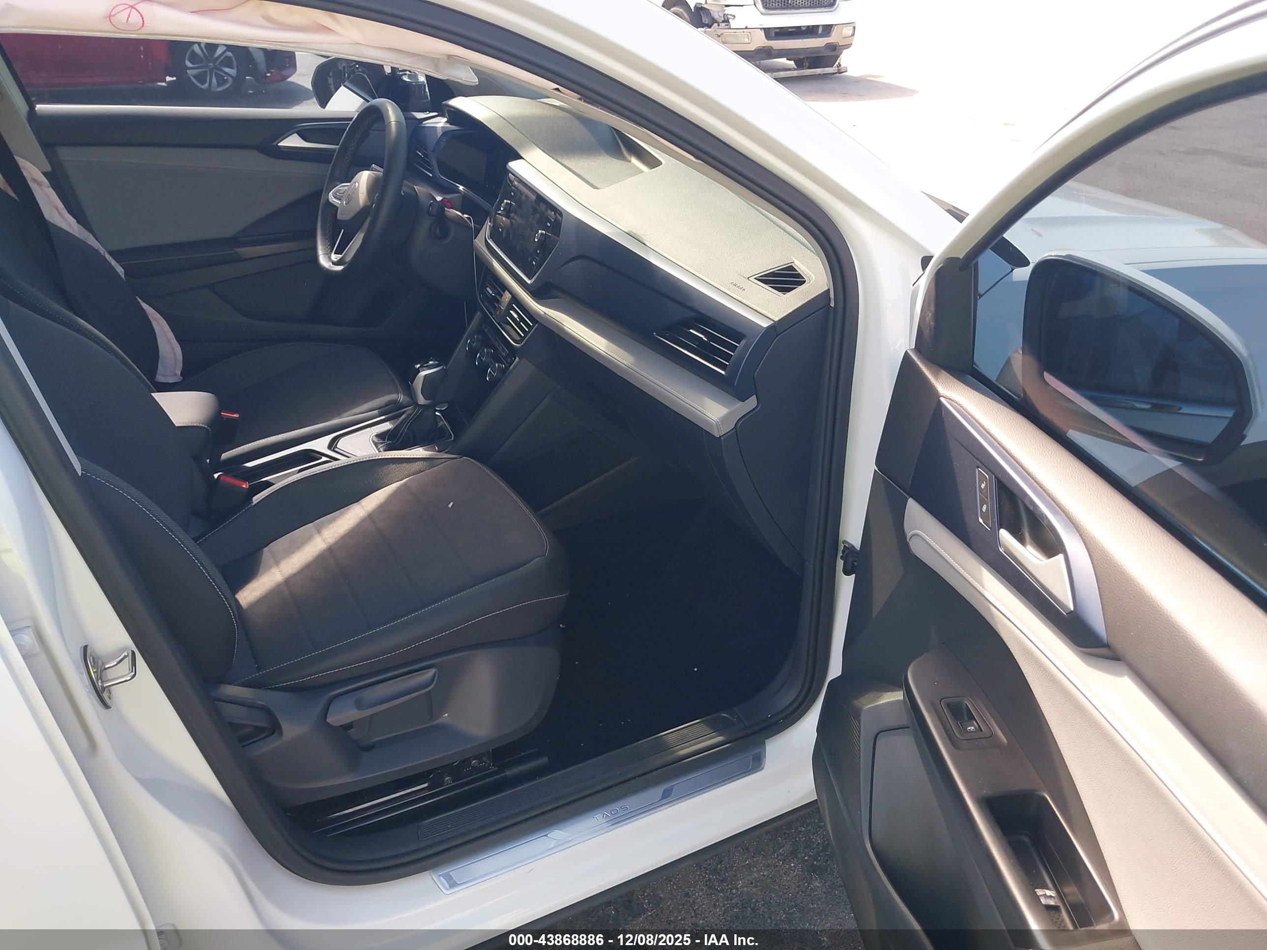 VOLKSWAGEN TAOS image 5