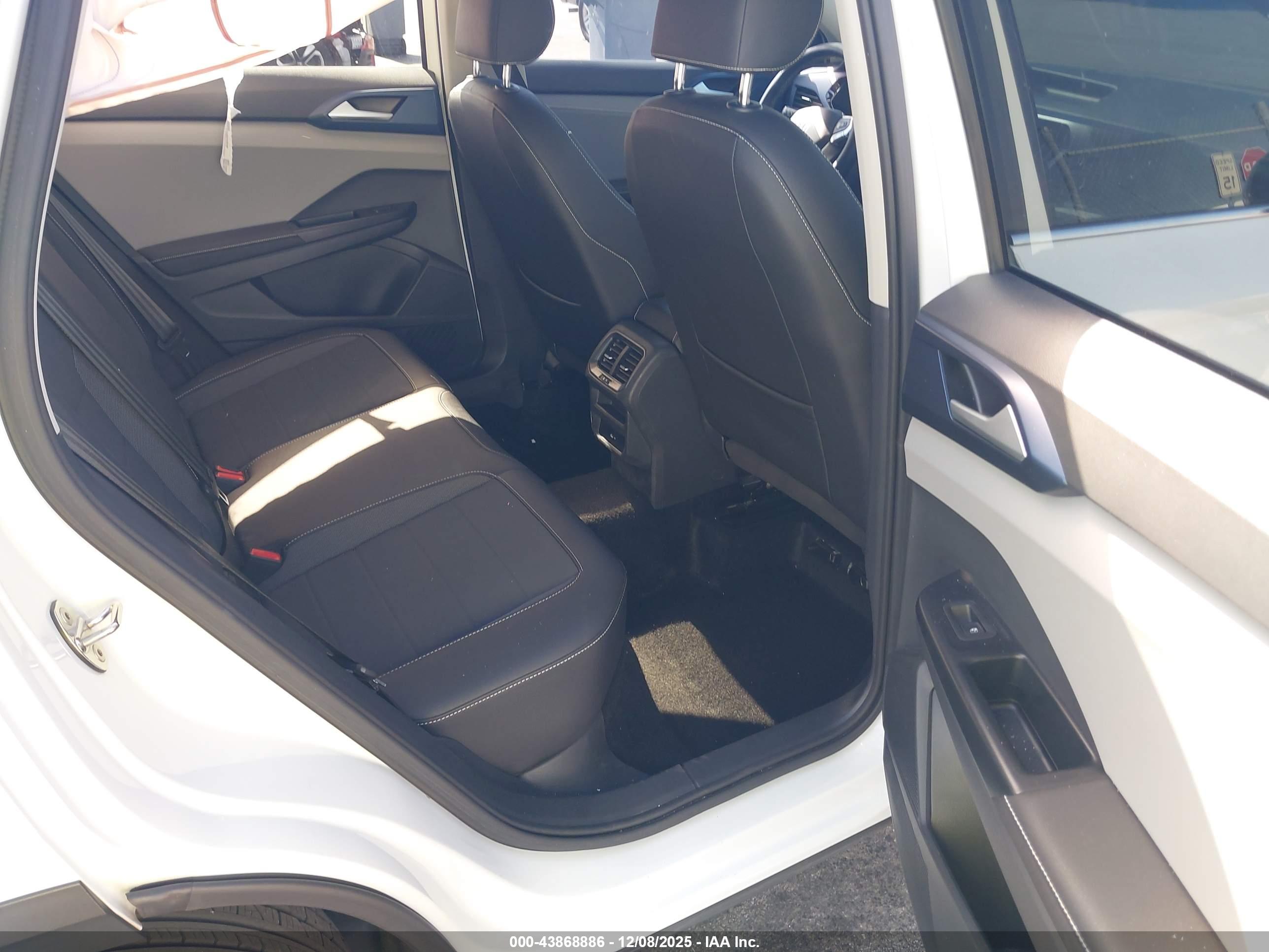 VOLKSWAGEN TAOS image 8