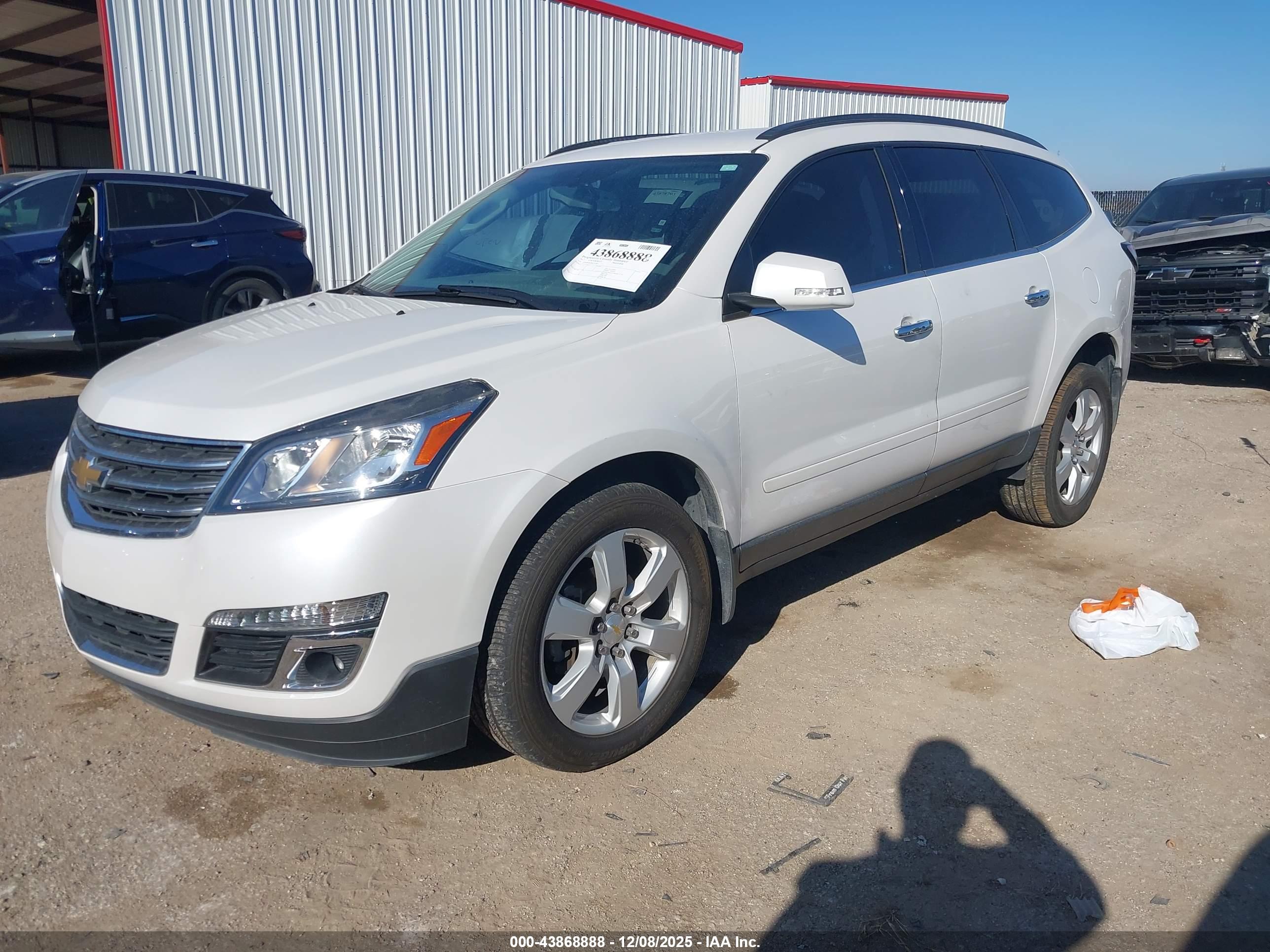 CHEVROLET TRAVERSE image 2