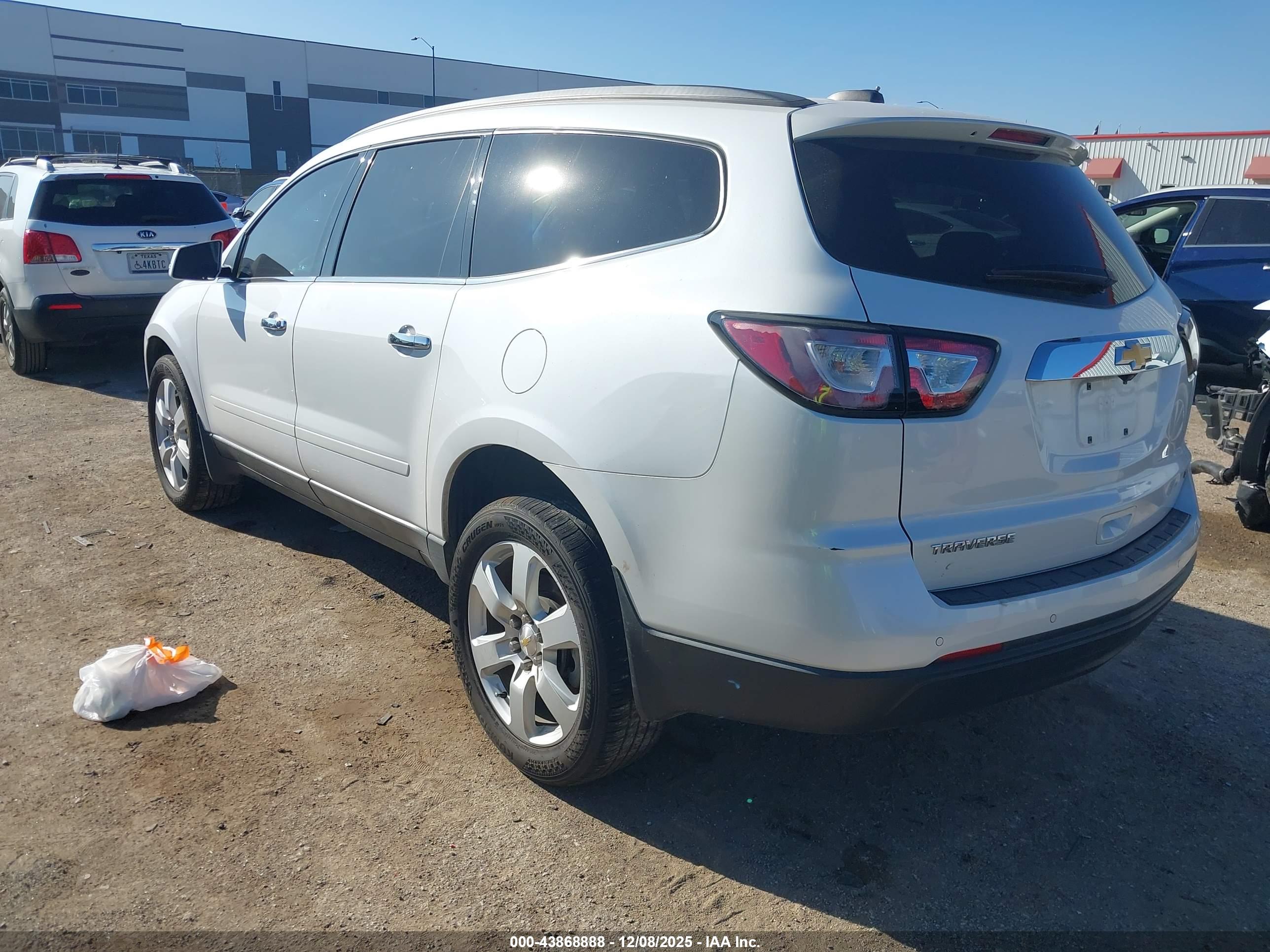 CHEVROLET TRAVERSE image 3
