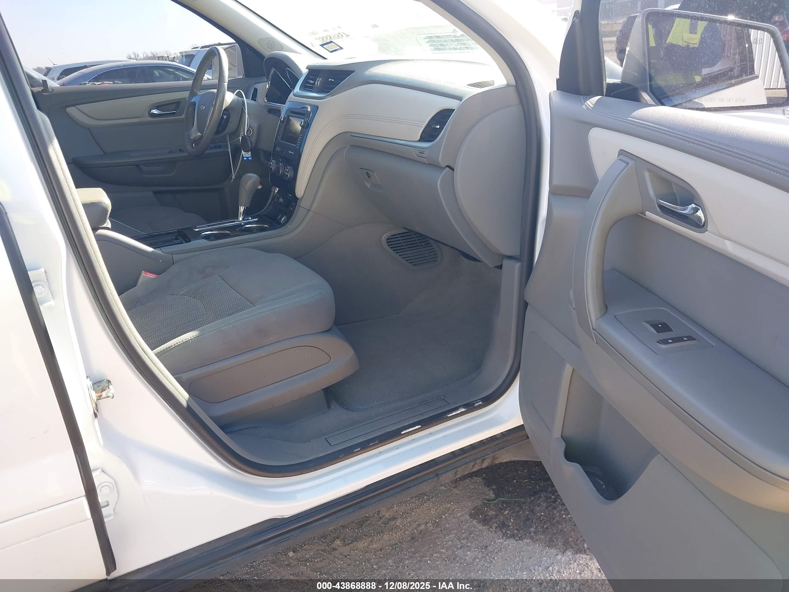 CHEVROLET TRAVERSE image 5