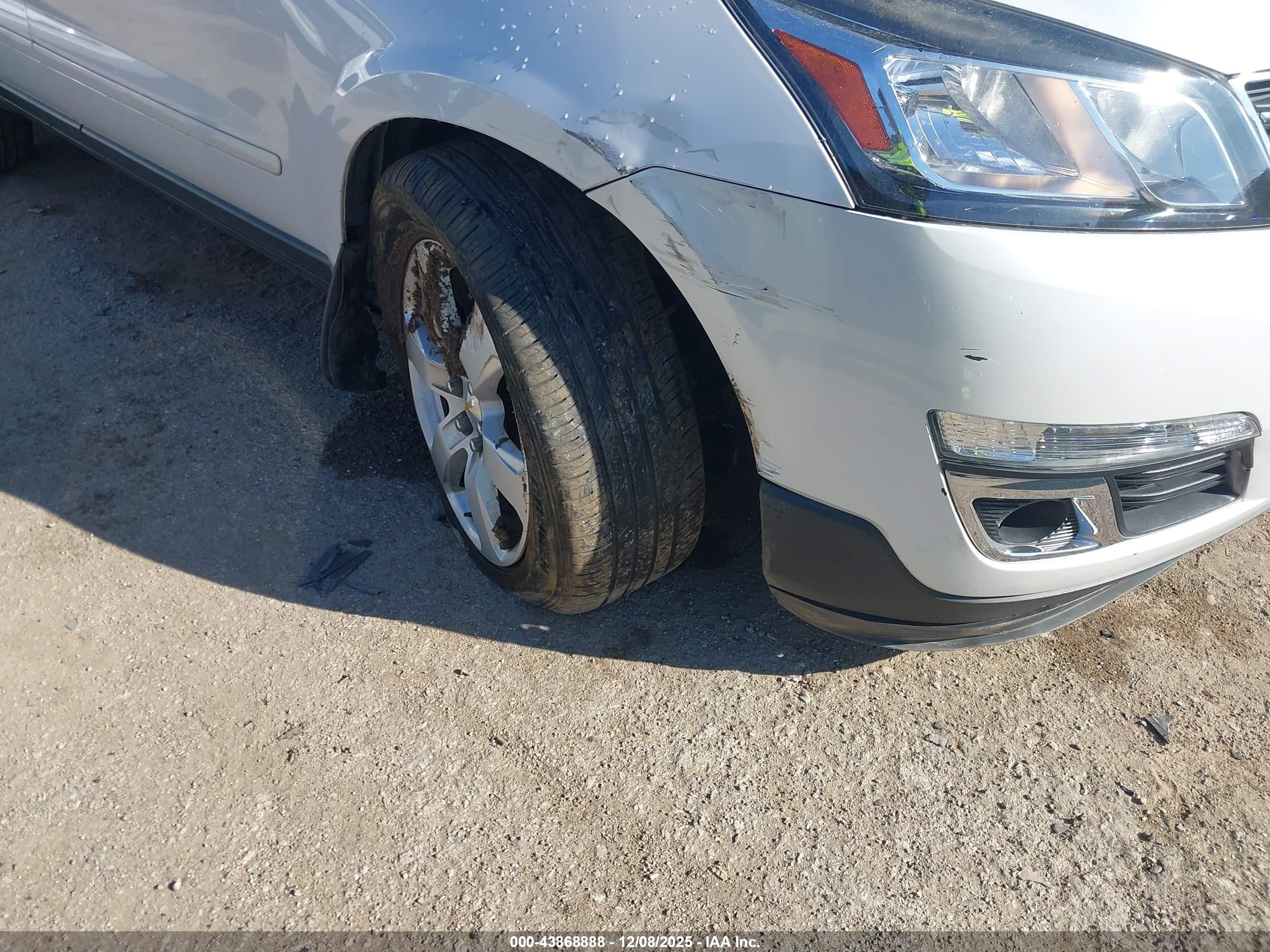 CHEVROLET TRAVERSE image 6