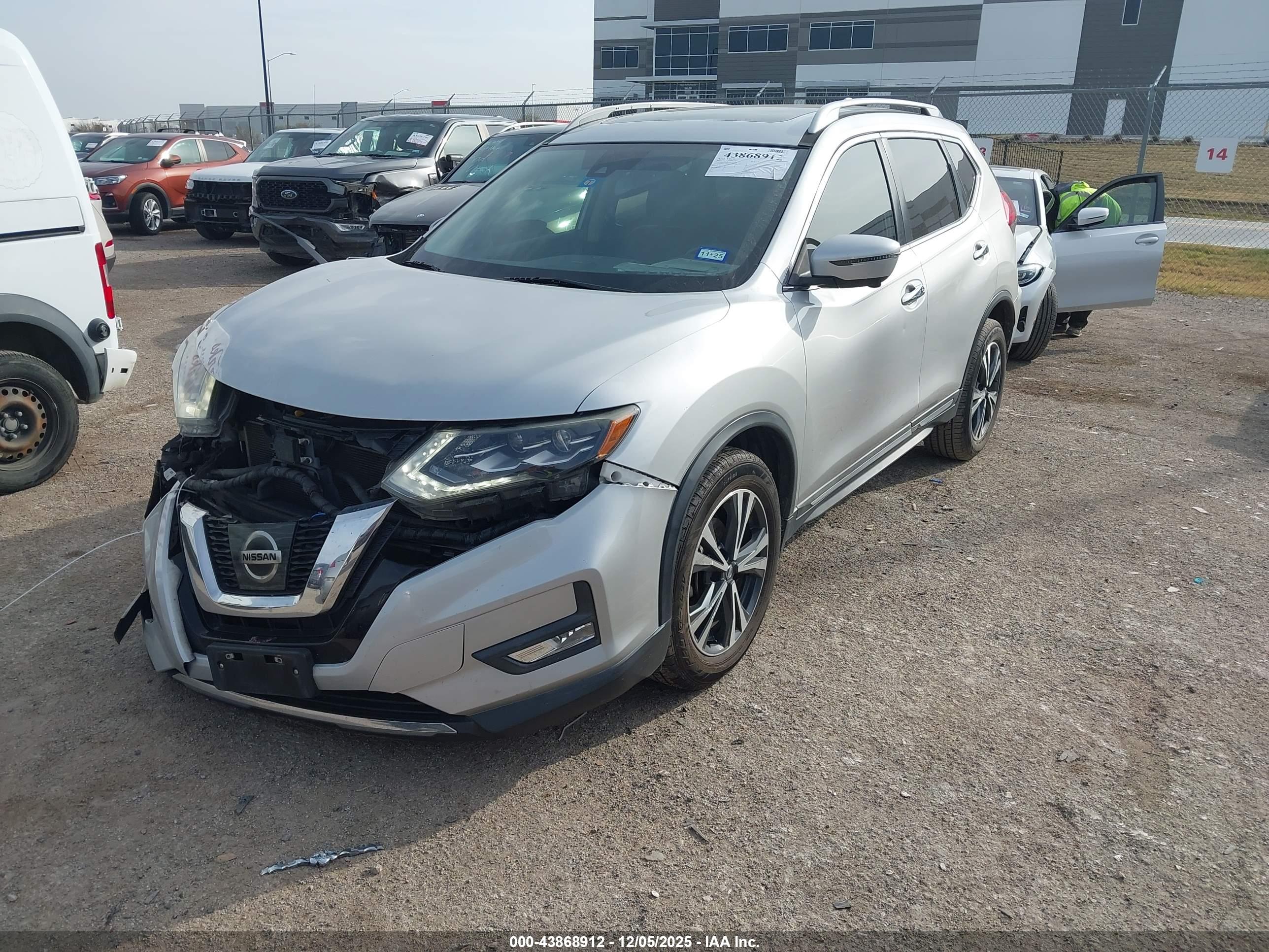 NISSAN ROGUE image 2
