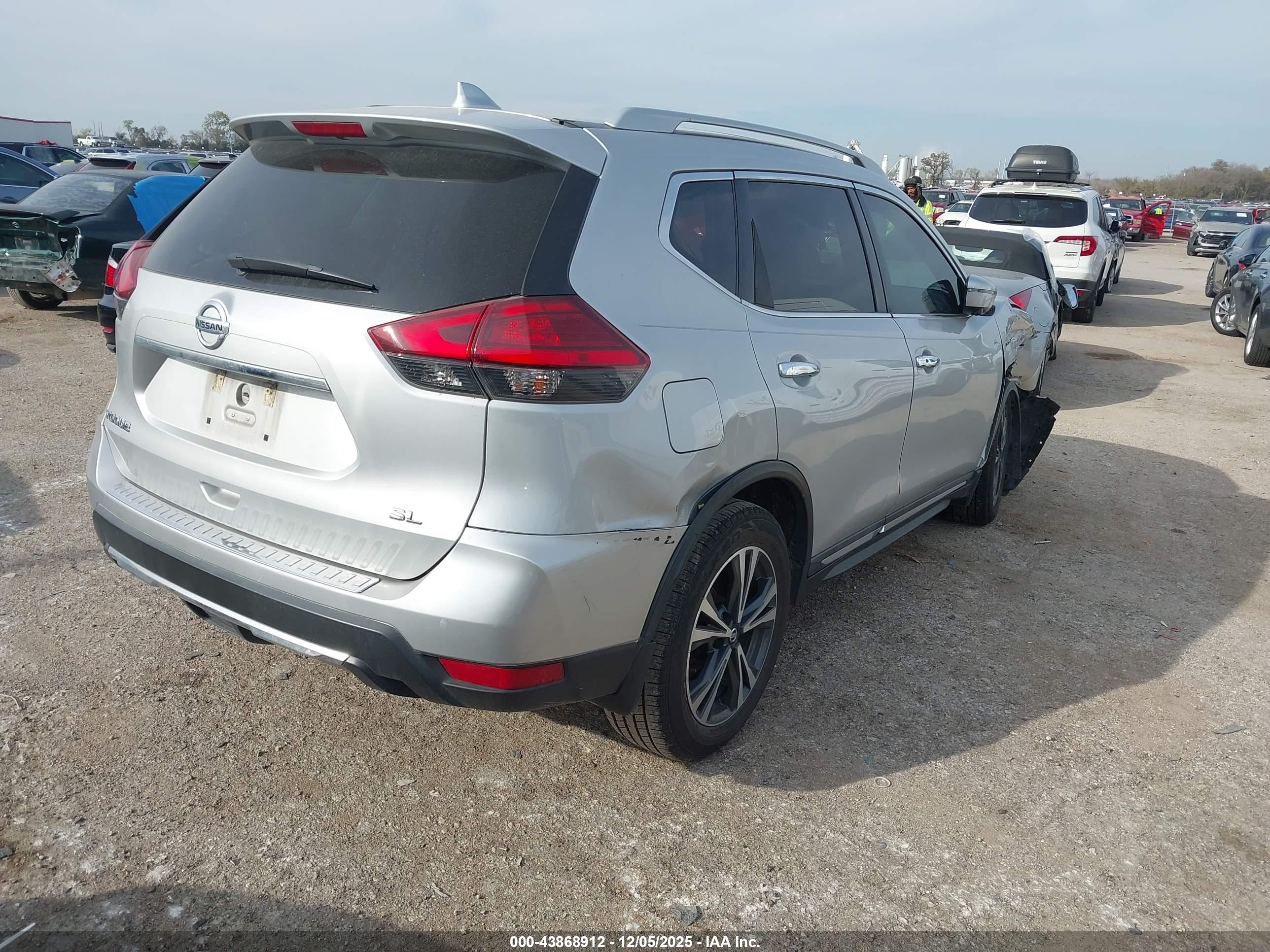 NISSAN ROGUE image 4