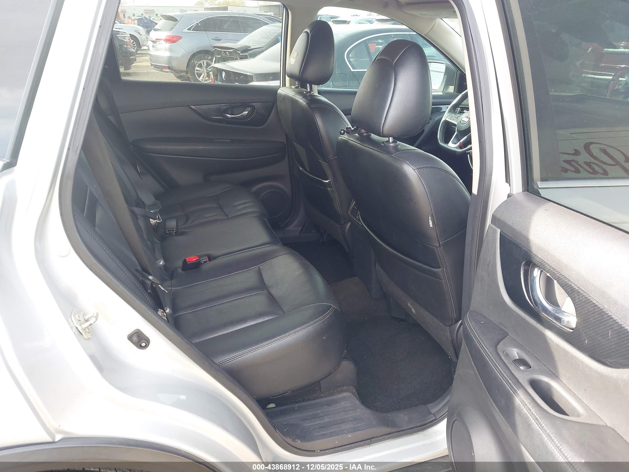 NISSAN ROGUE image 8