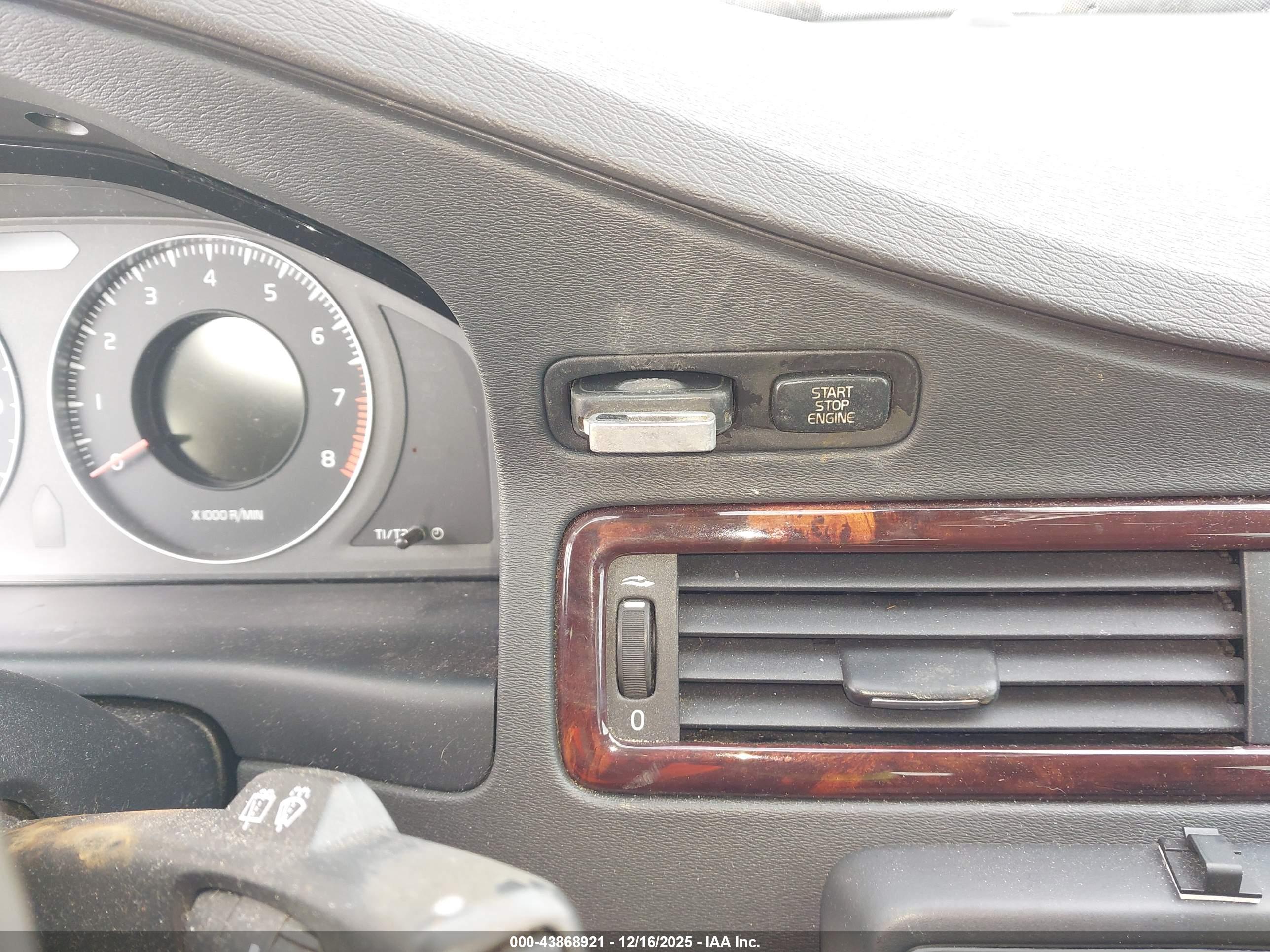 VOLVO XC70 image 11