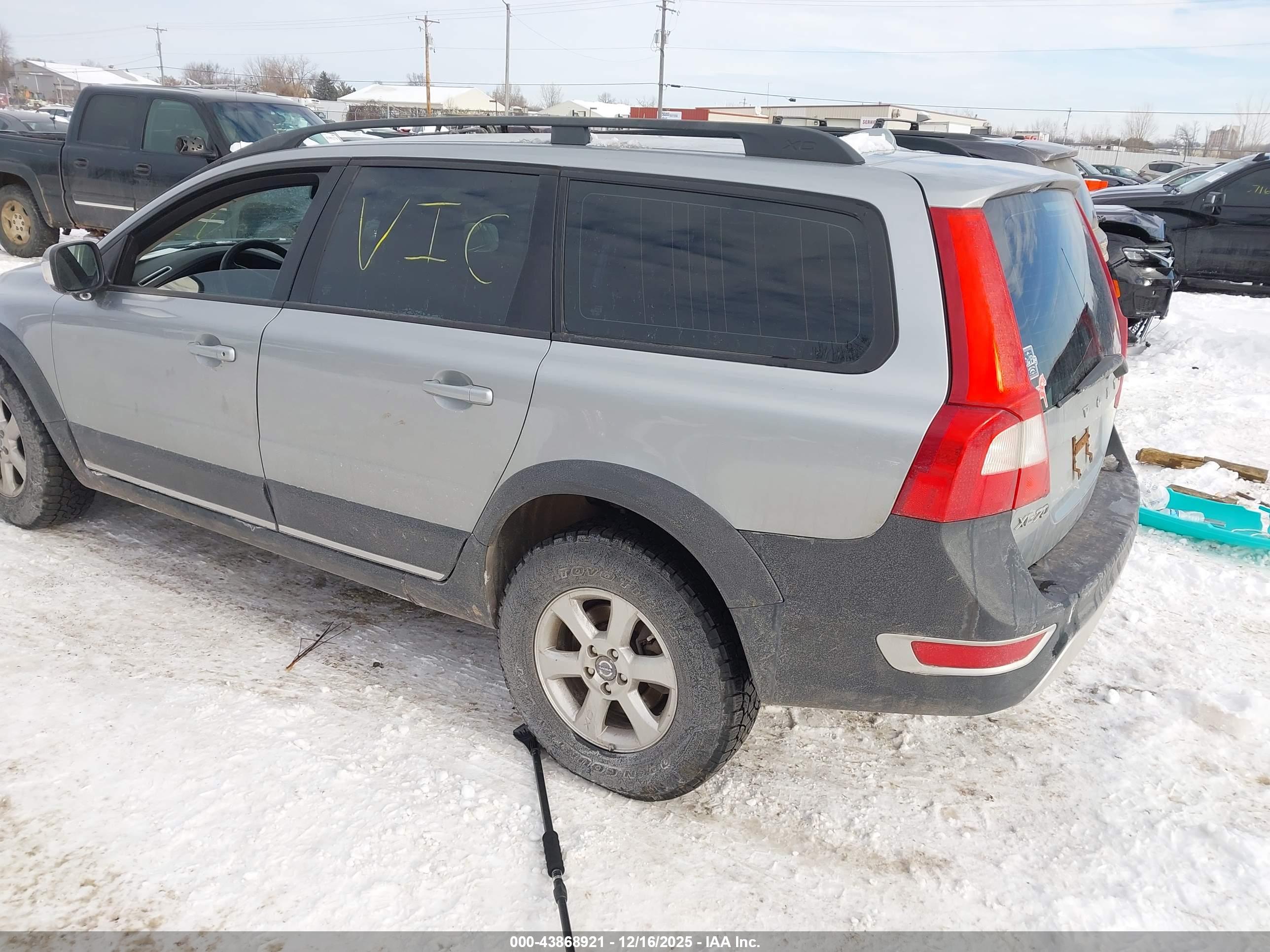 VOLVO XC70 image 3