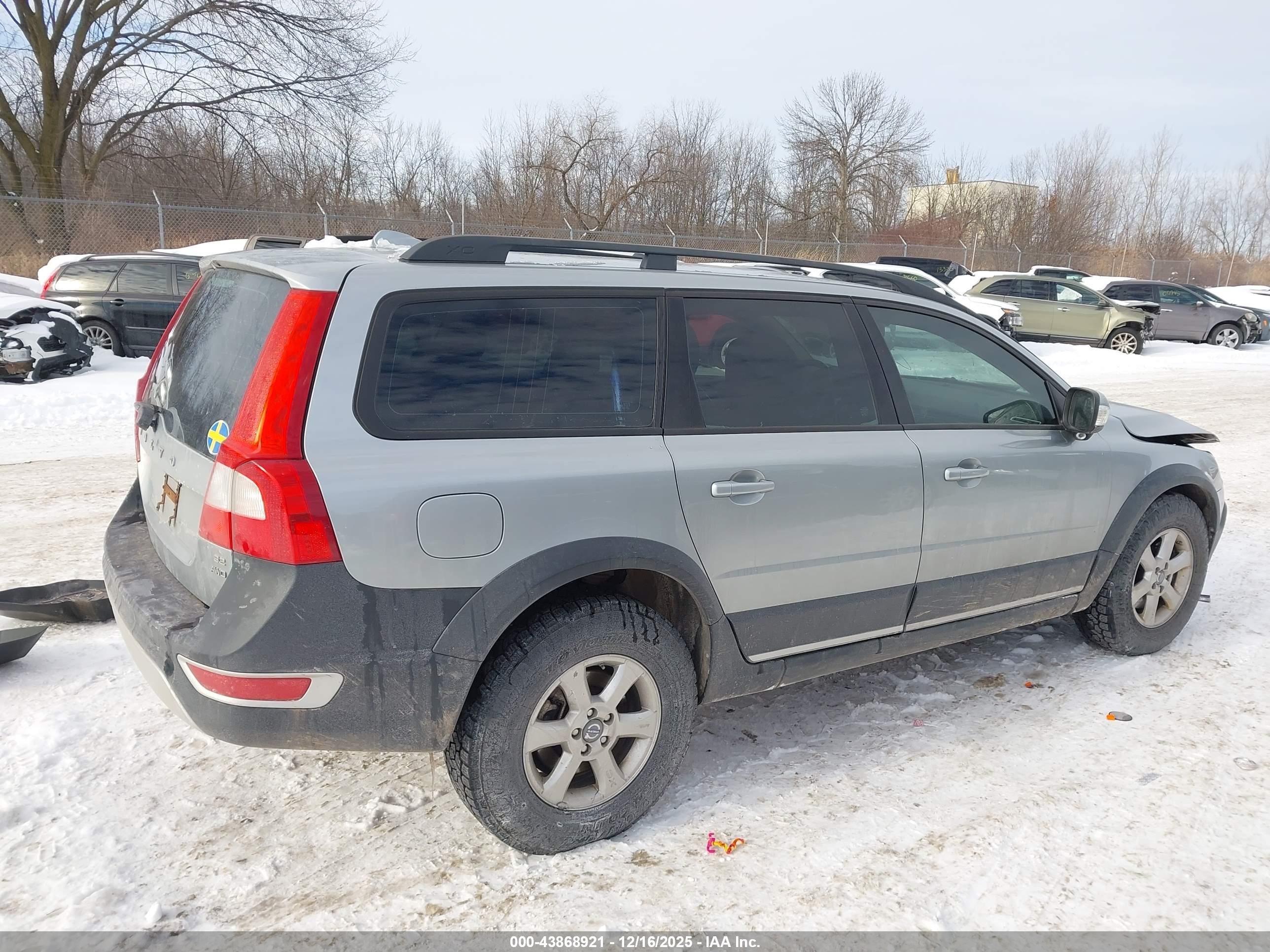 VOLVO XC70 image 4