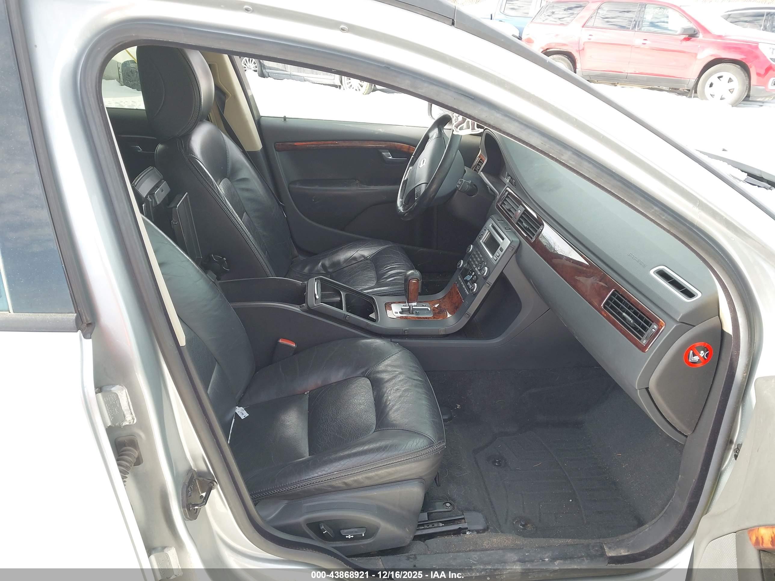 VOLVO XC70 image 5