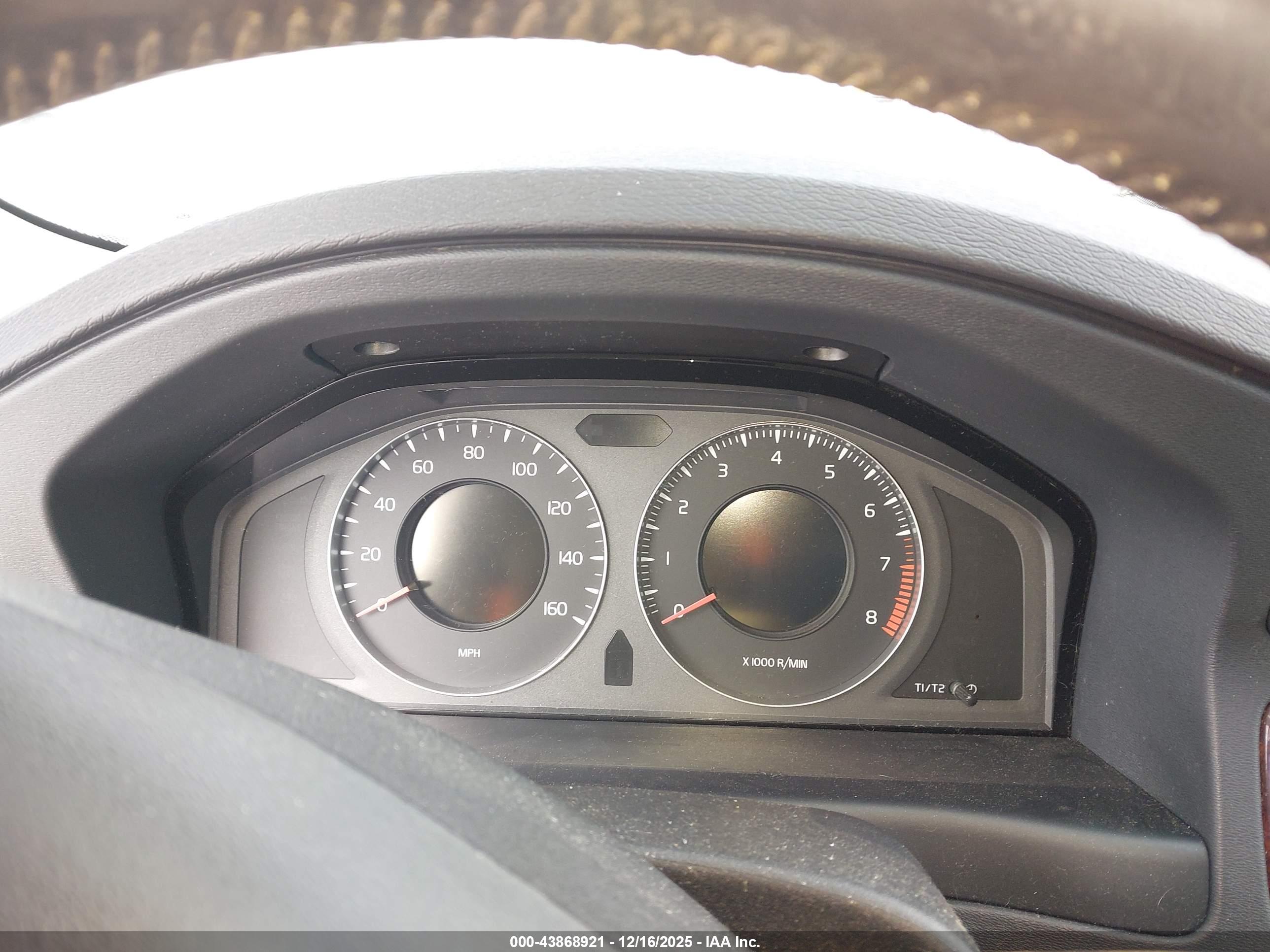 VOLVO XC70 image 7