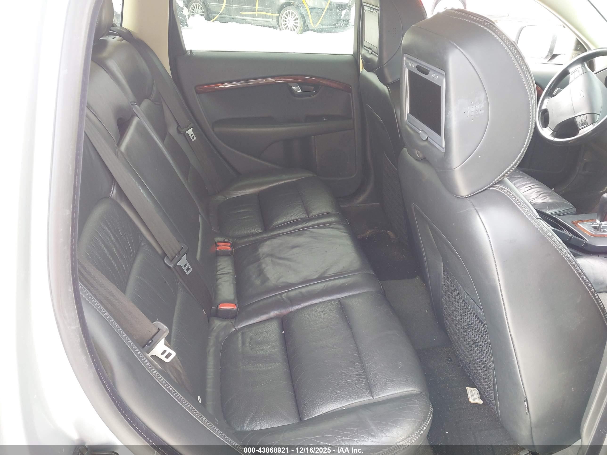 VOLVO XC70 image 8