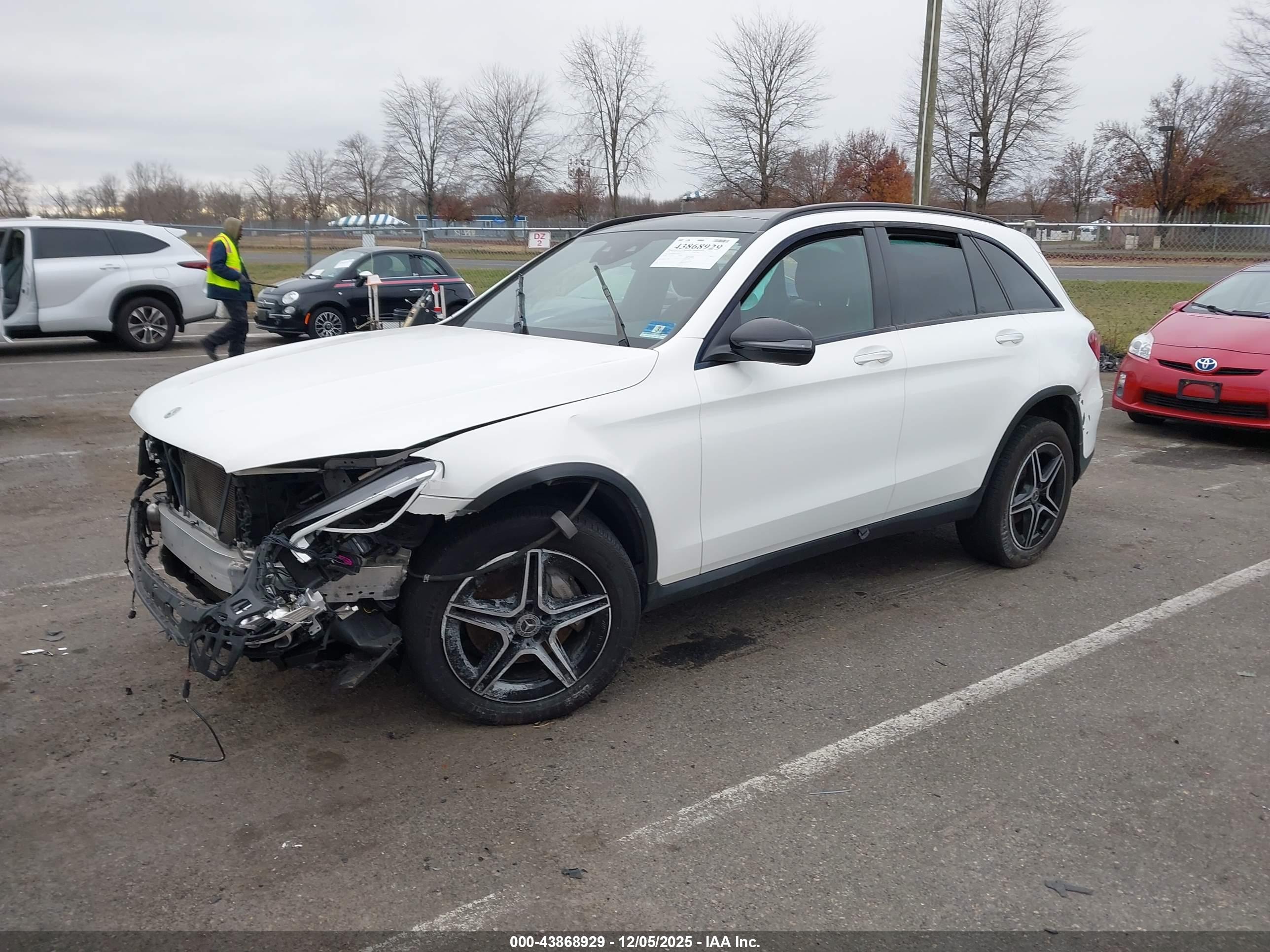 MERCEDES-BENZ GLC image 2
