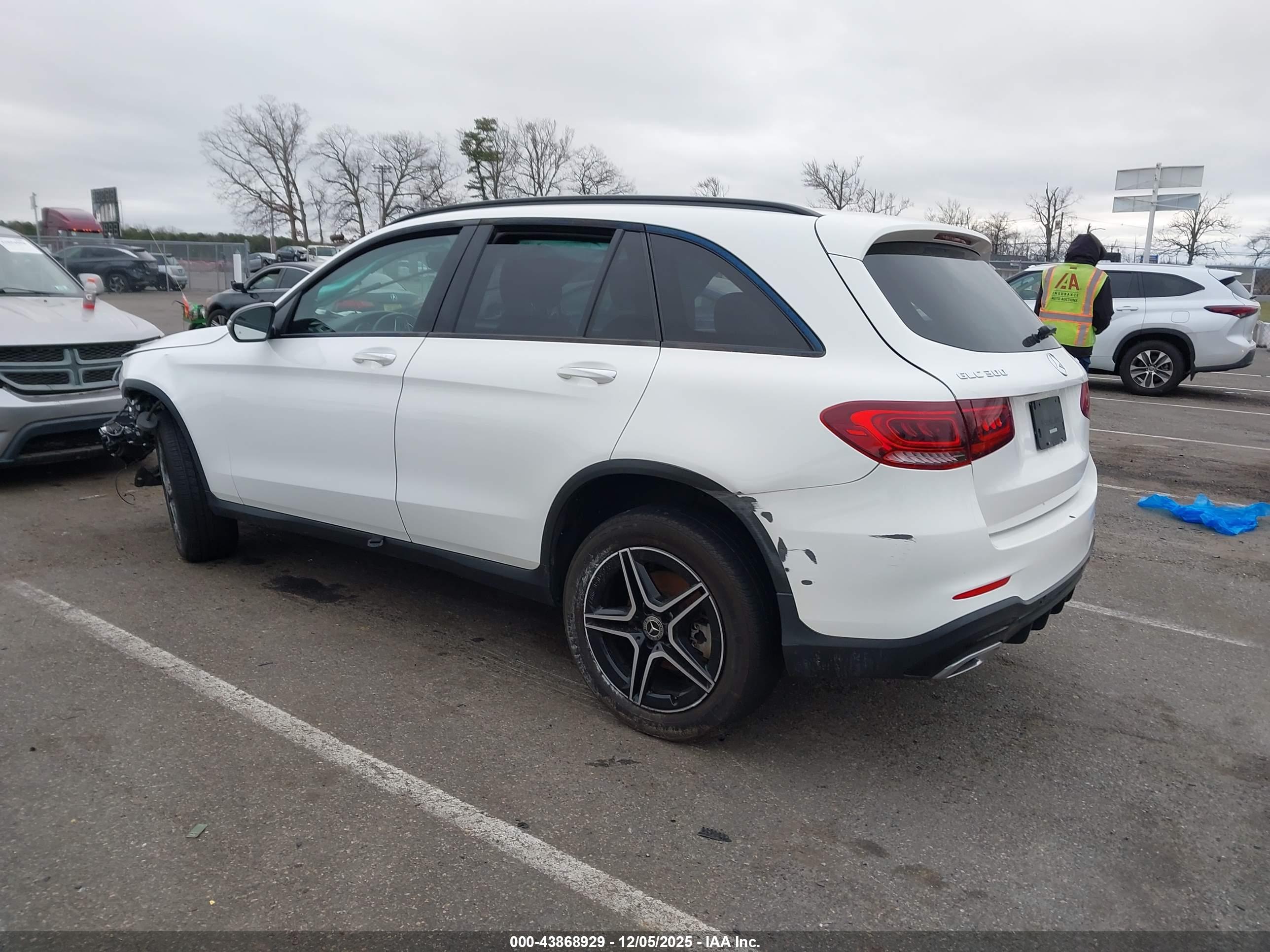 MERCEDES-BENZ GLC image 3