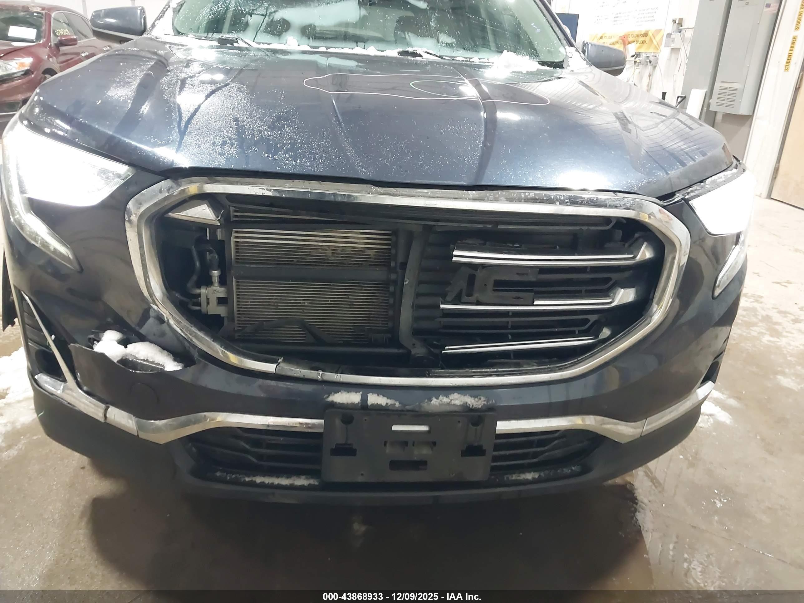 GMC TERRAIN image 6