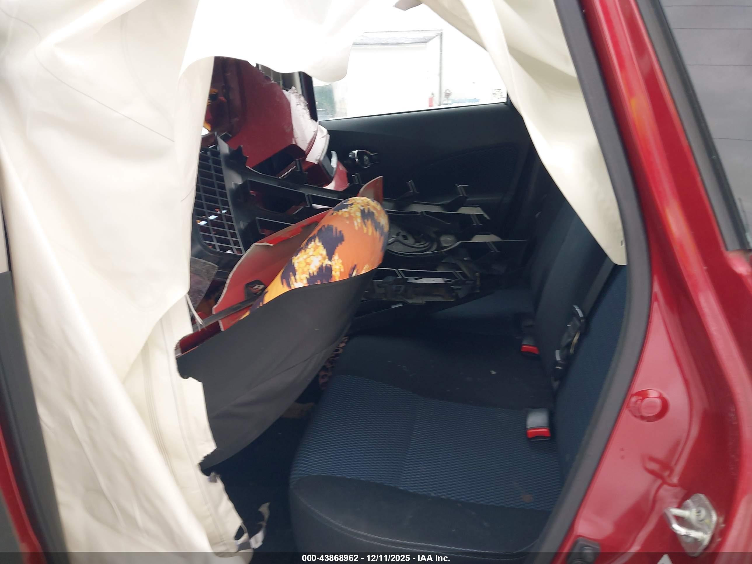 NISSAN VERSA image 8